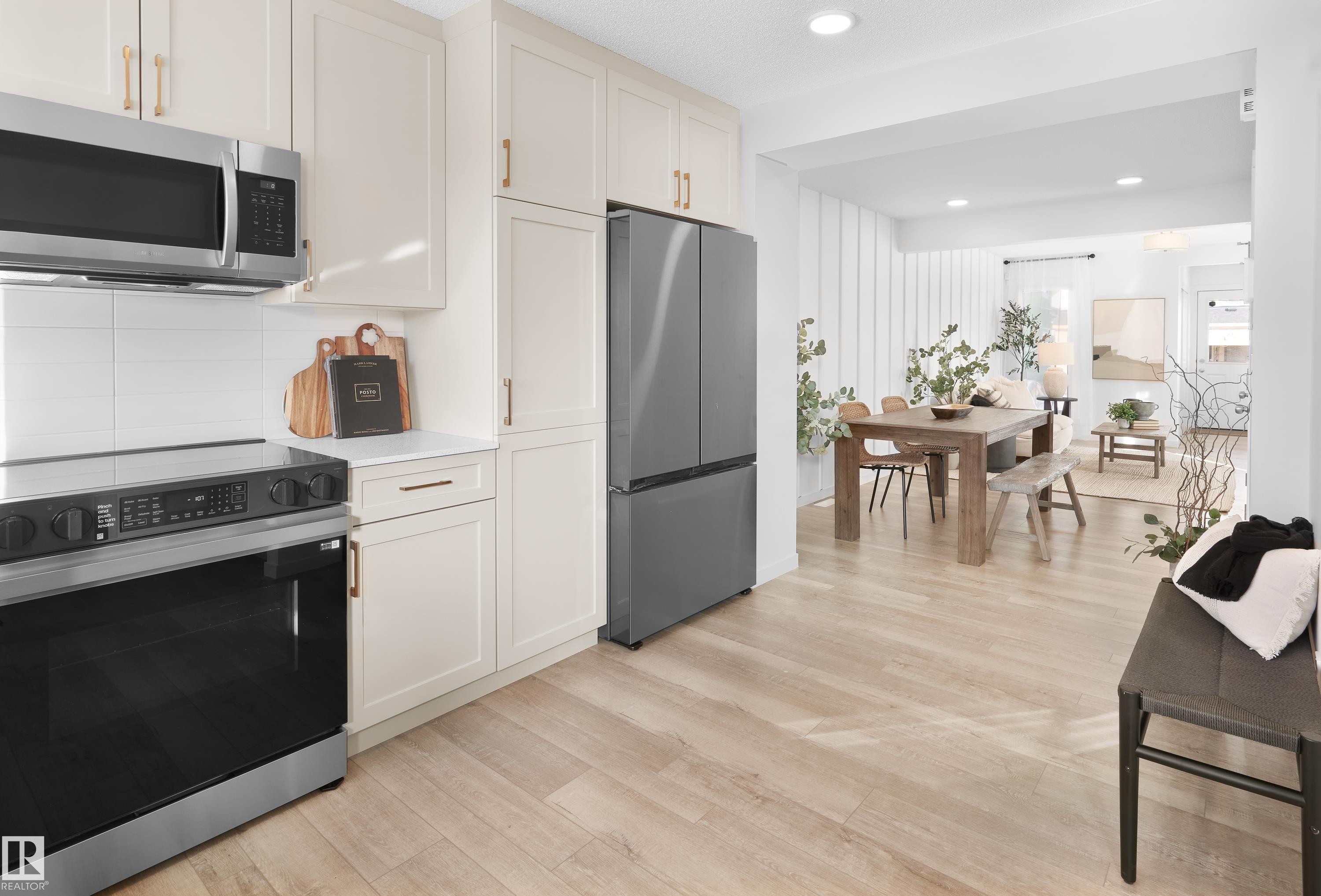 












3 3705 141 Street

,
Edmonton,




AB
T6W 5M9

