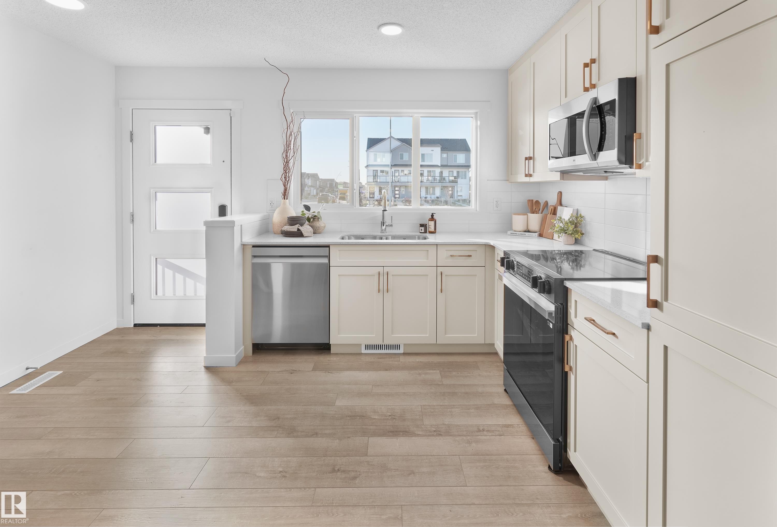 












3 3705 141 Street

,
Edmonton,




AB
T6W 5M9

