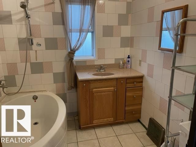 












10917 96 Street

,
Edmonton,




AB
T5H 2K4

