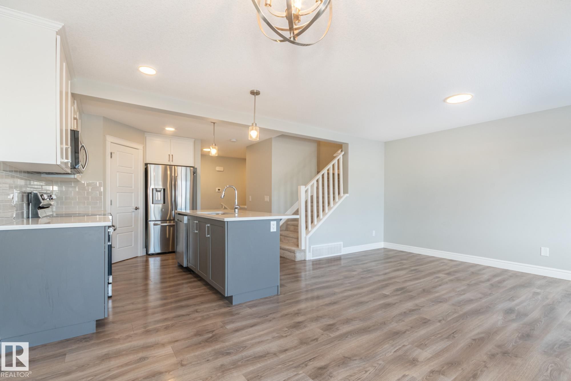 












7635 KORULUK Place SW

,
Edmonton,




AB
T6W 4R7

