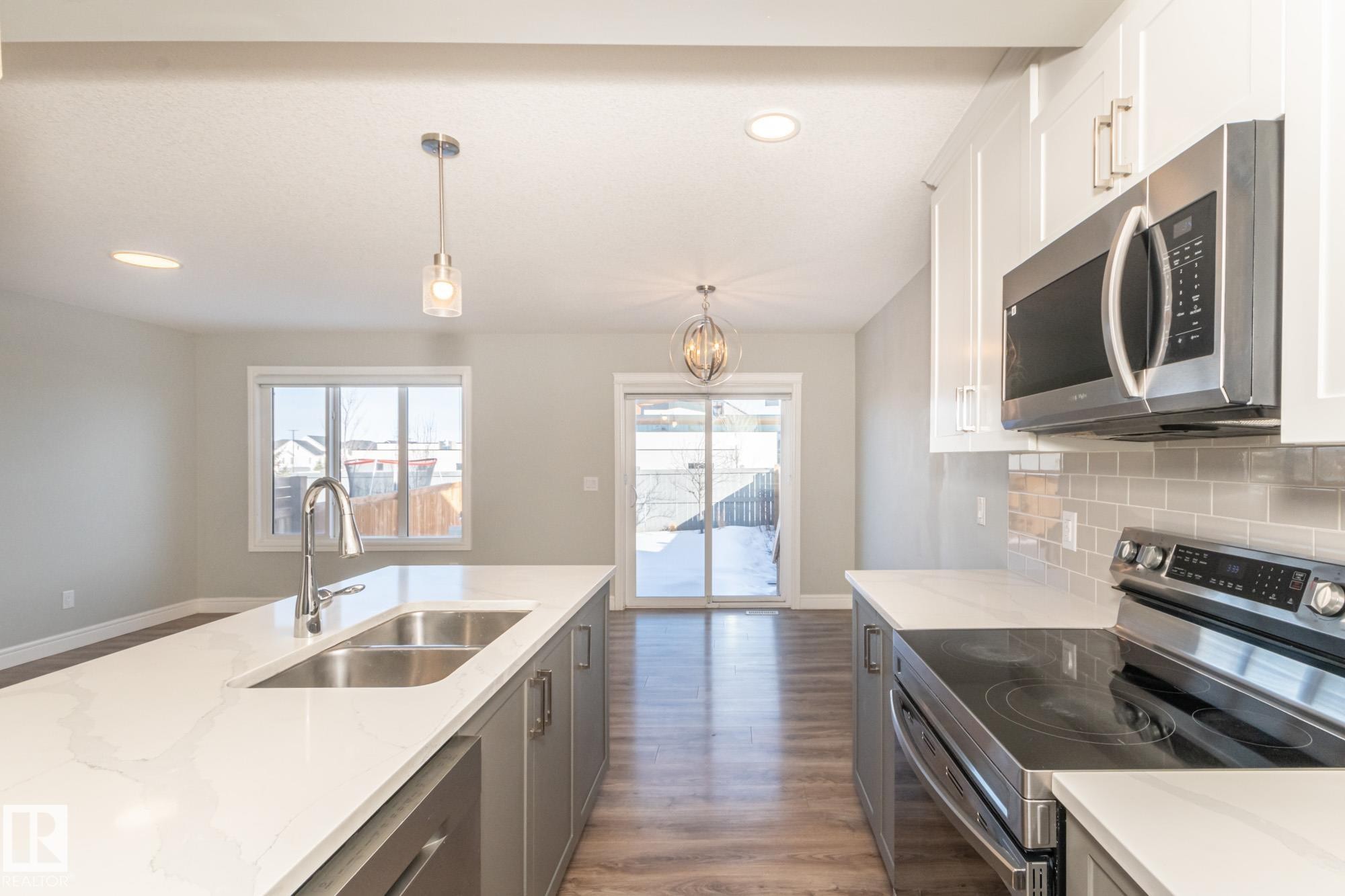 












7635 KORULUK Place SW

,
Edmonton,




AB
T6W 4R7

