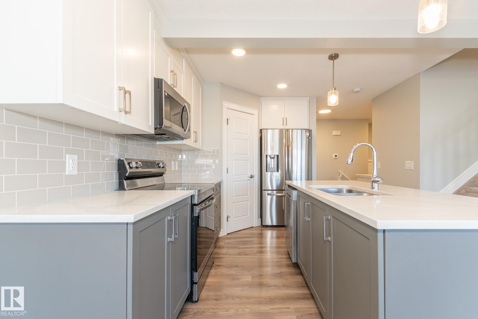 












7635 KORULUK Place SW

,
Edmonton,




AB
T6W 4R7

