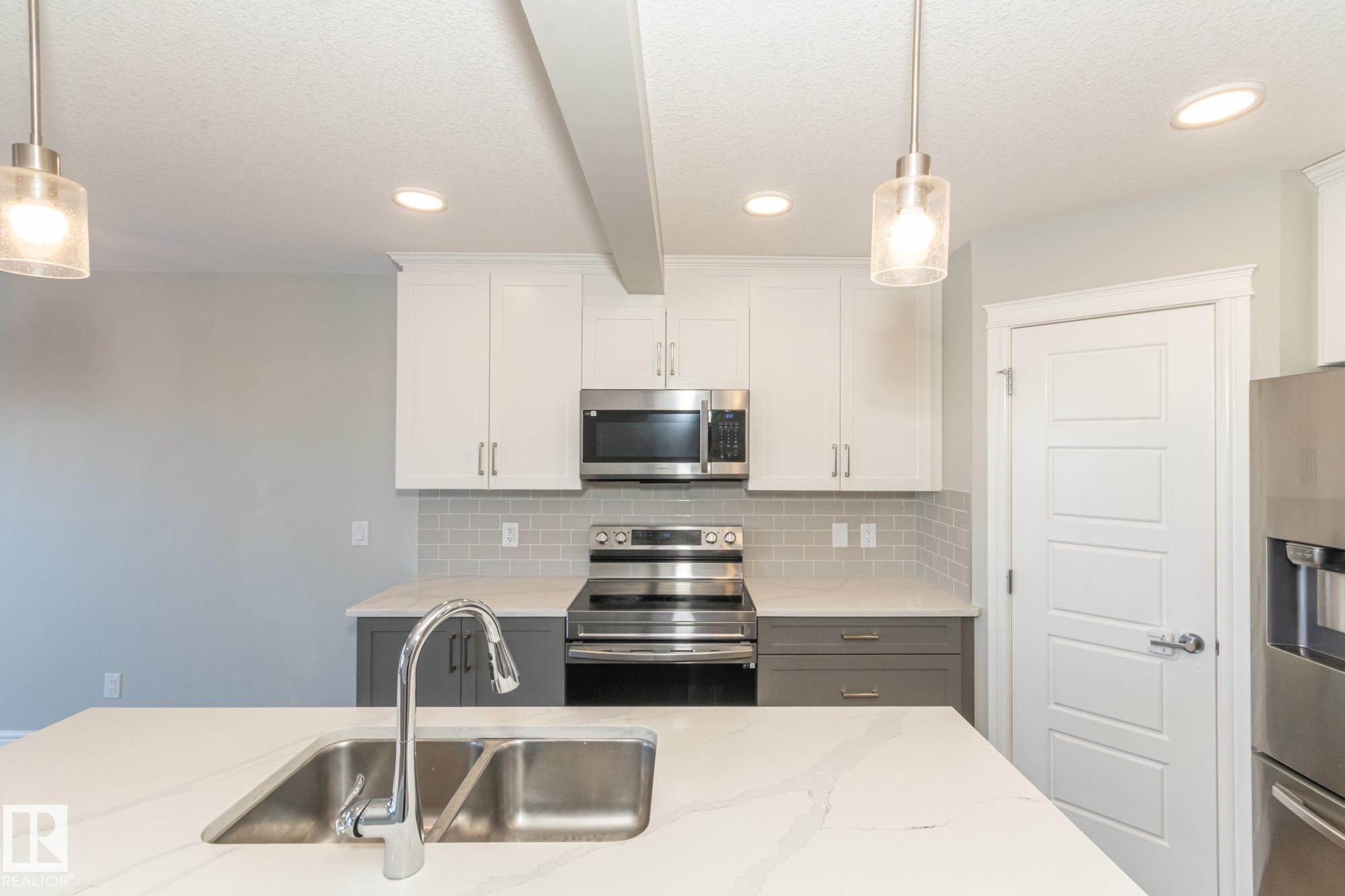












7635 KORULUK Place SW

,
Edmonton,




AB
T6W 4R7

