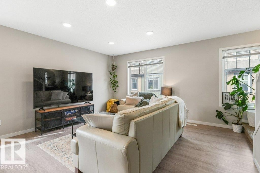 












102 3305 ORCHARDS LINK Link

,
Edmonton,




AB
T6X 2H1

