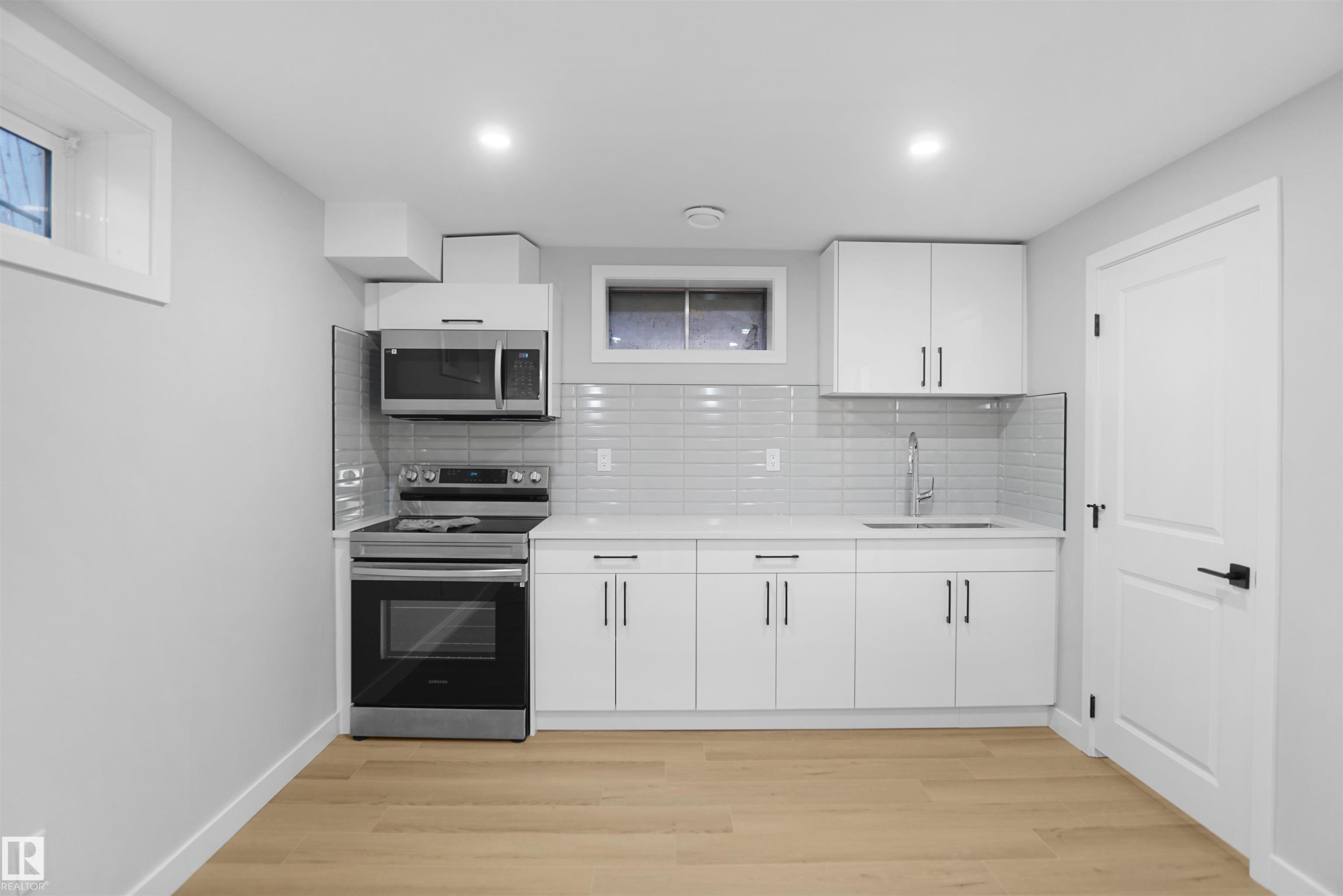 












3312 44A Street

,
Edmonton,




AB
T6L 4W9

