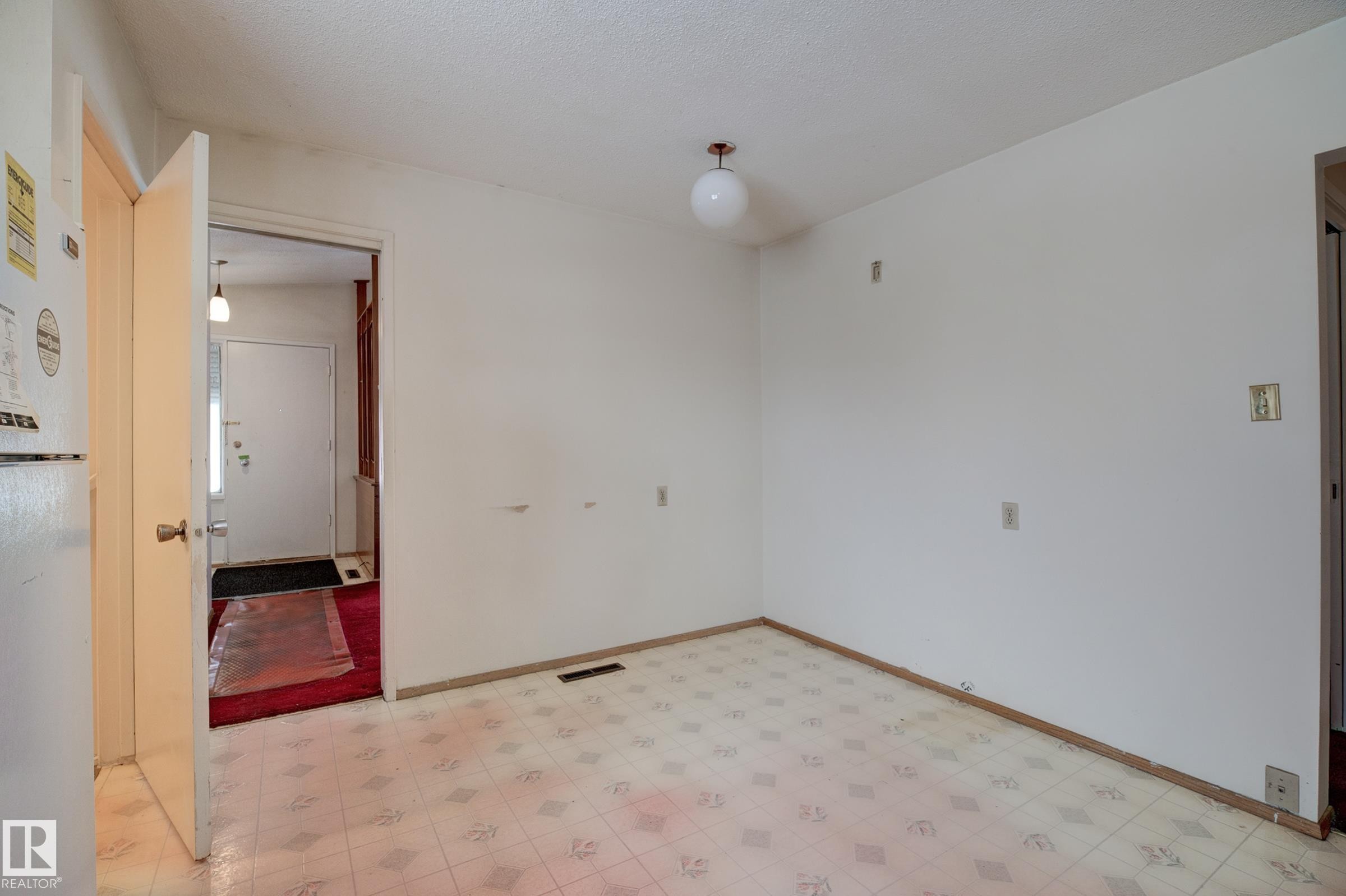 












7807 144 Avenue NW

,
Edmonton,




AB
T5C 2R9

