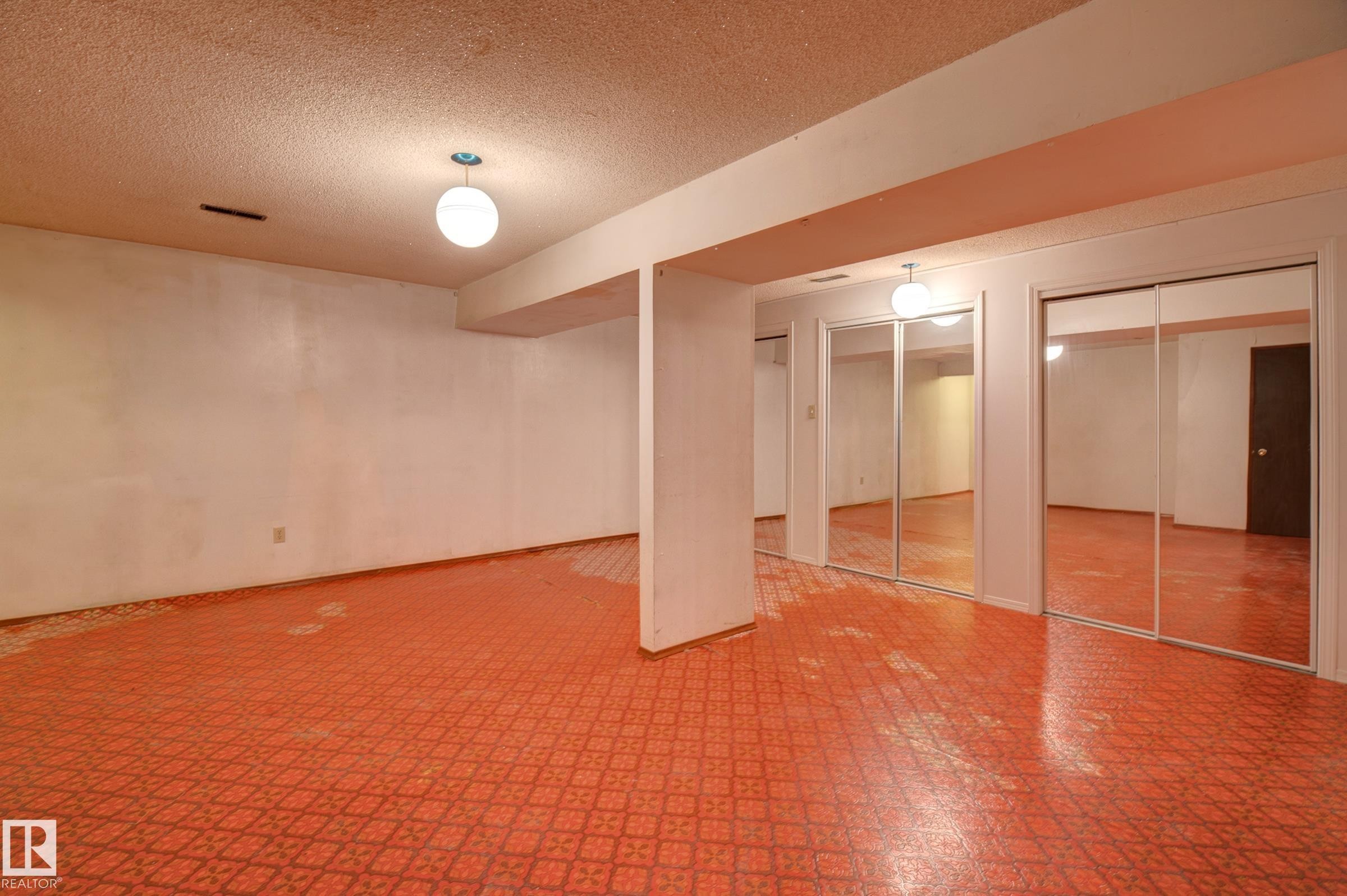 












7807 144 Avenue NW

,
Edmonton,




AB
T5C 2R9

