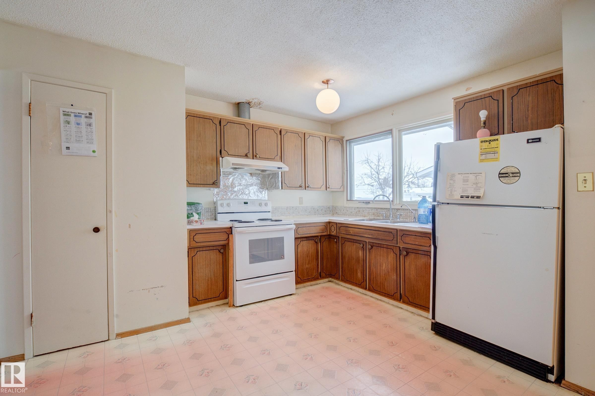 












7807 144 Avenue NW

,
Edmonton,




AB
T5C 2R9

