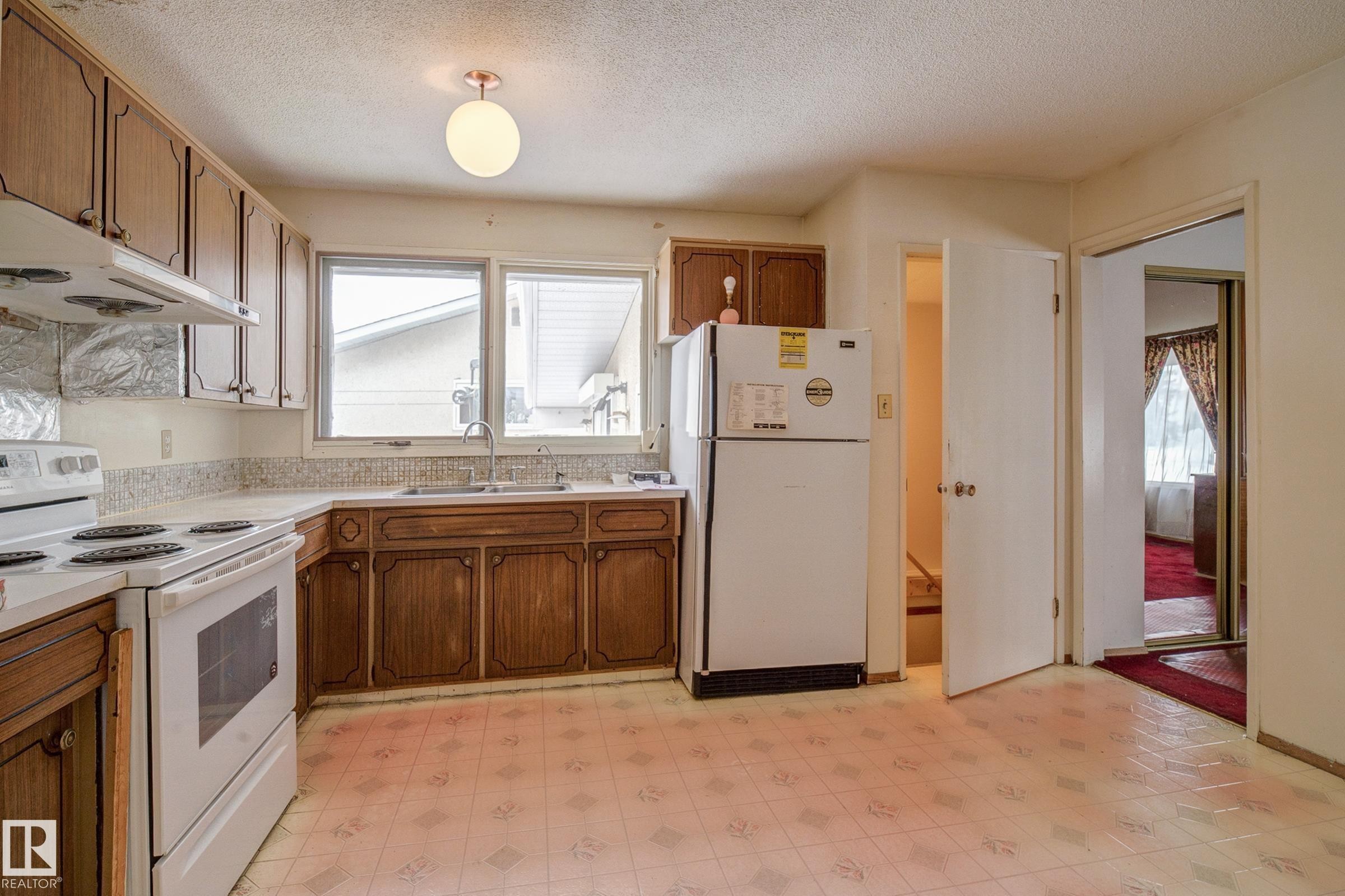 












7807 144 Avenue NW

,
Edmonton,




AB
T5C 2R9

