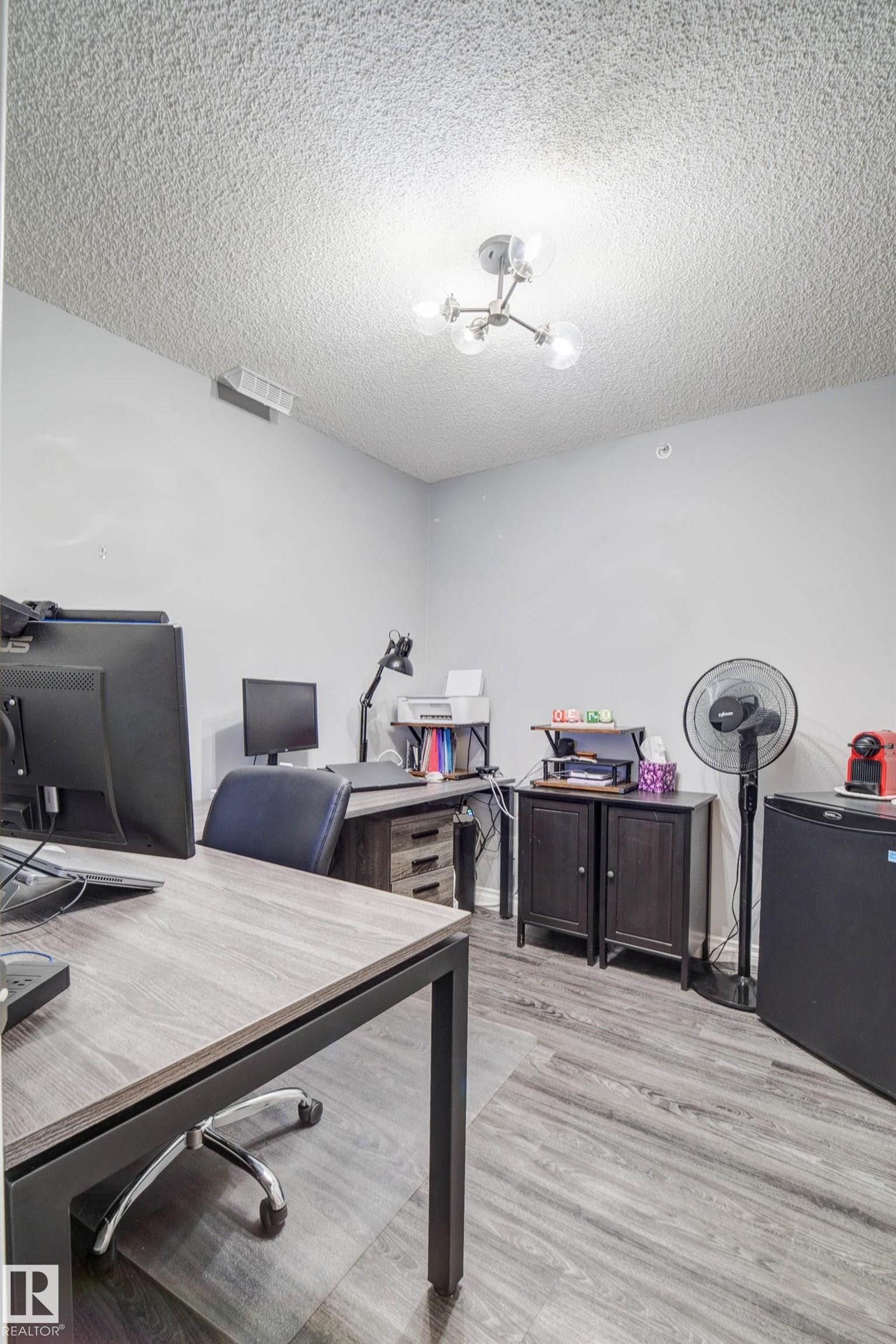 












406 12110 106 Avenue

,
Edmonton,




AB
T5N 4R9

