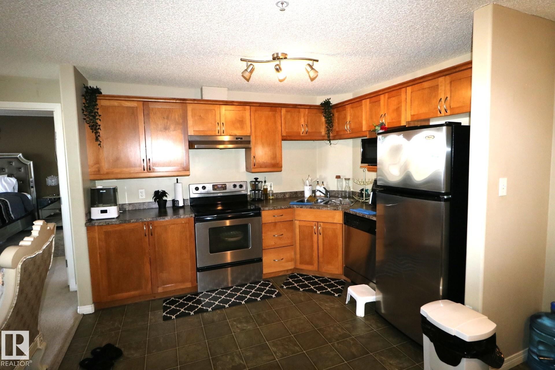 












1118 330 CLAIREVIEW STATION Drive

,
Edmonton,




AB
T5Y 0E6

