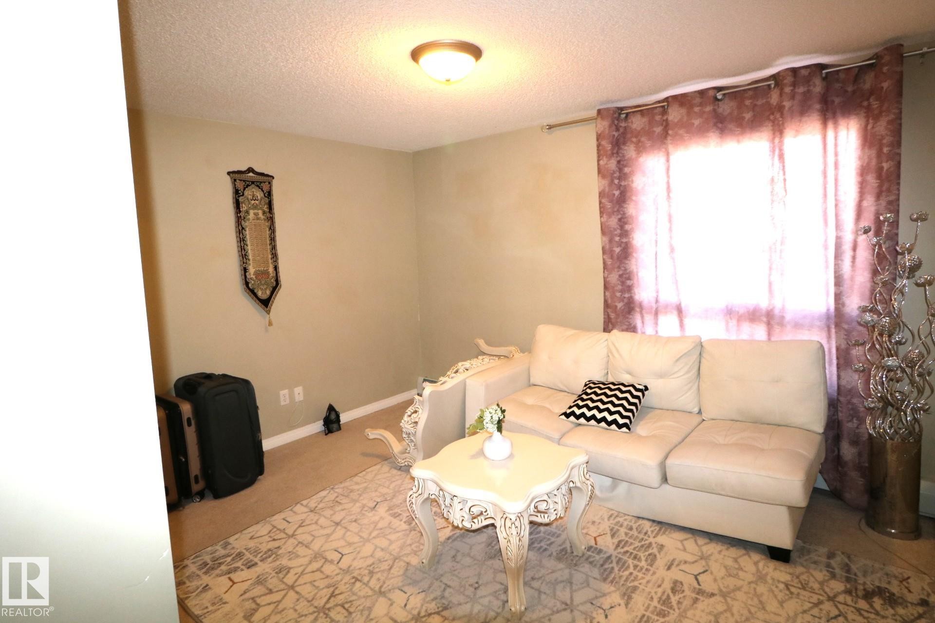 












1118 330 CLAIREVIEW STATION Drive

,
Edmonton,




AB
T5Y 0E6

