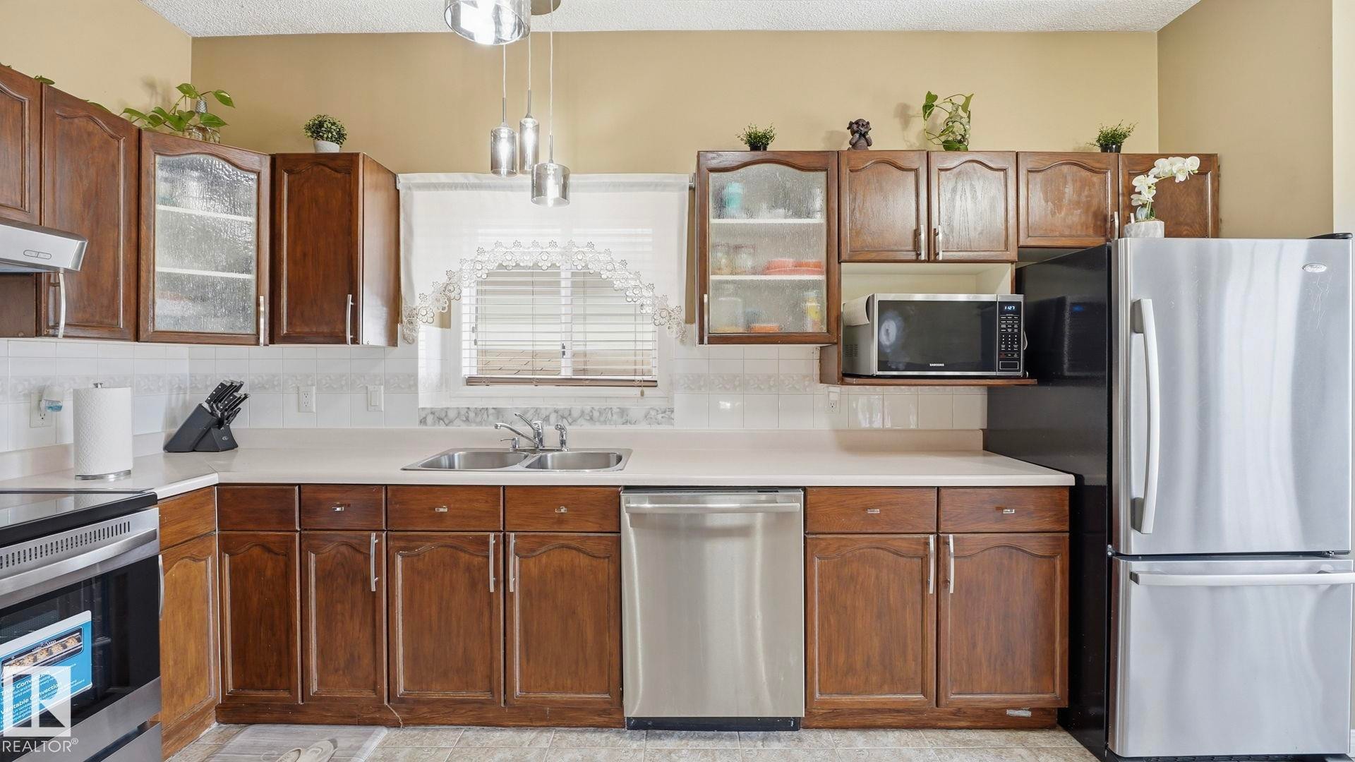 












1120 KANE Wynd

,
Edmonton,




AB
T6L 6T6

