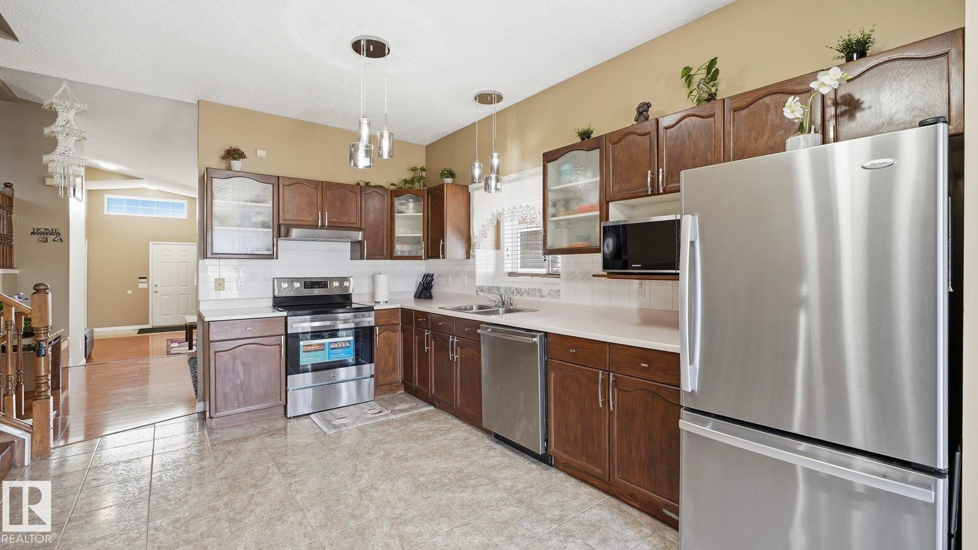 












1120 KANE Wynd

,
Edmonton,




AB
T6L 6T6

