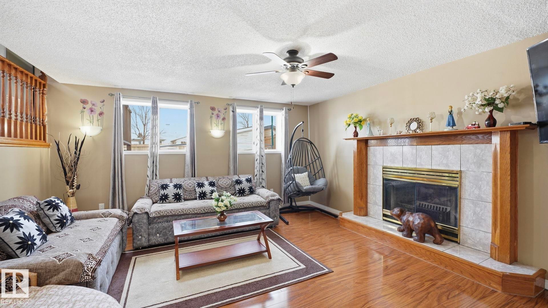 












1120 KANE Wynd

,
Edmonton,




AB
T6L 6T6

