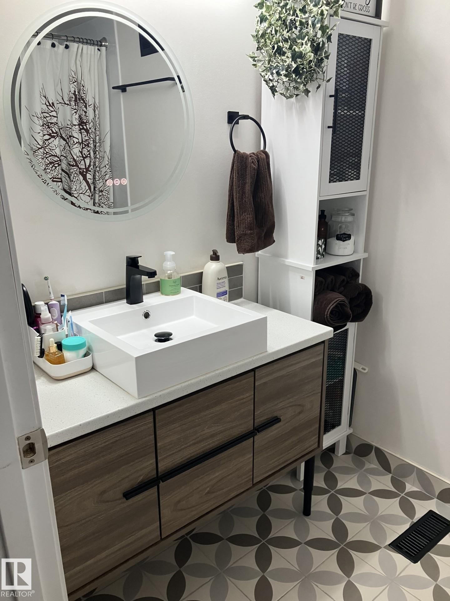 












14622 118 Street

,
Edmonton,




AB
T5X 2J4

