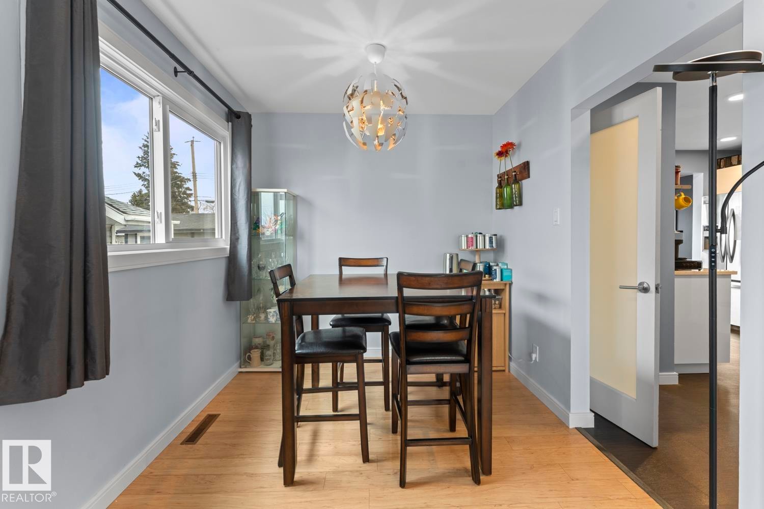 












517 10 Street

,
Cold Lake,




AB
T9M 1A9

