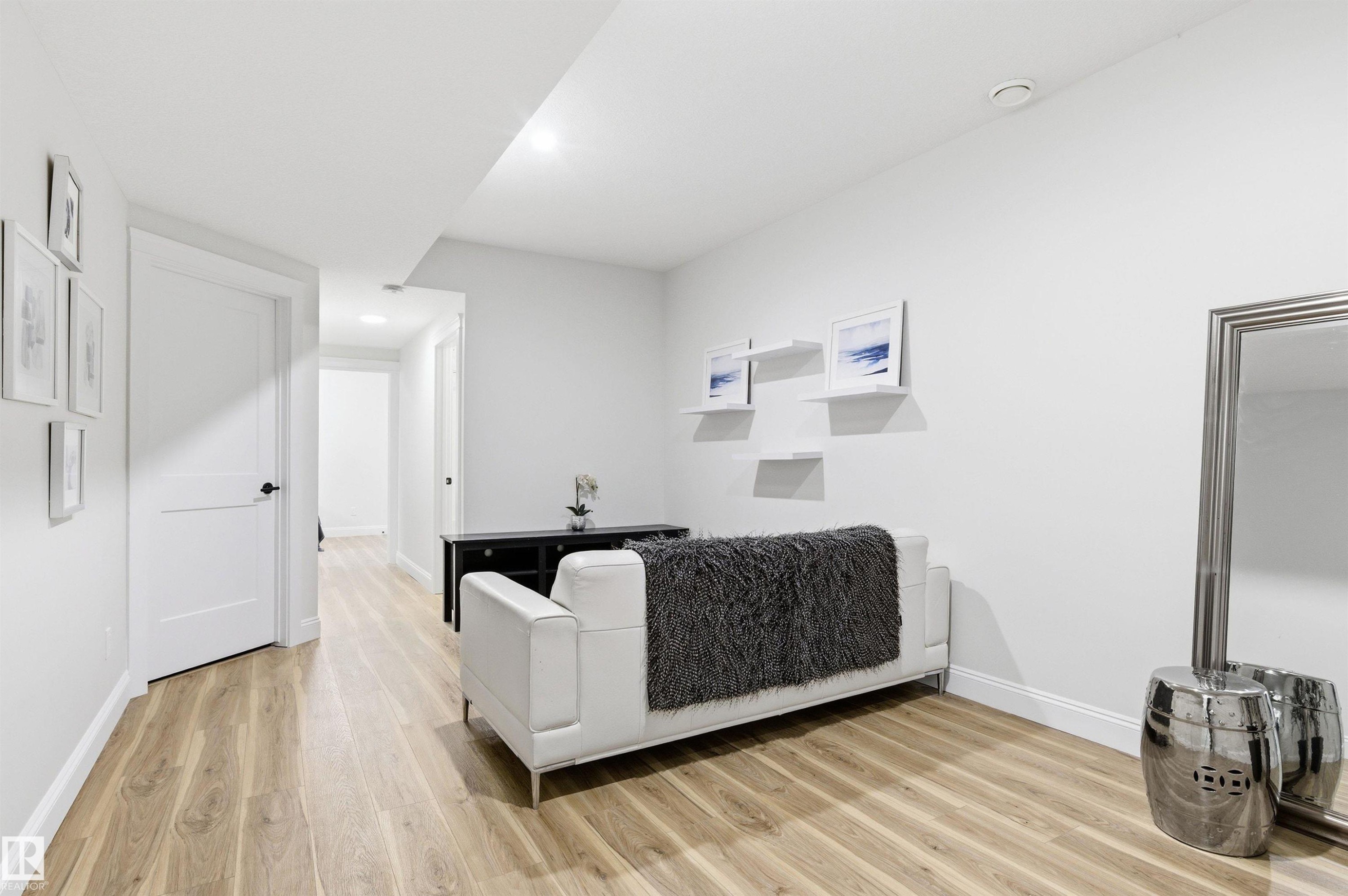 












10430 143 Street

,
Edmonton,




AB
T5N 2S4

