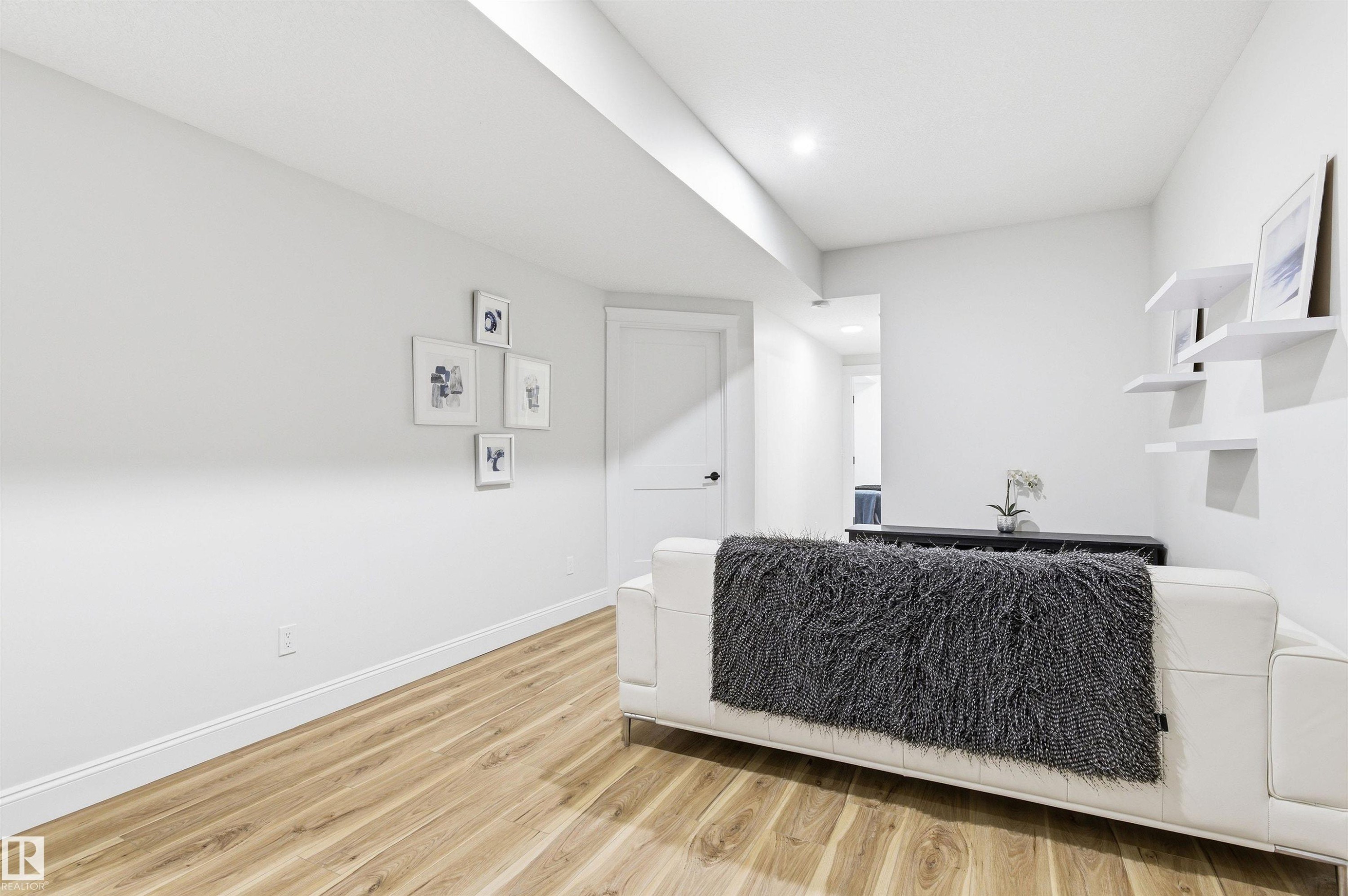 












10430 143 Street

,
Edmonton,




AB
T5N 2S4

