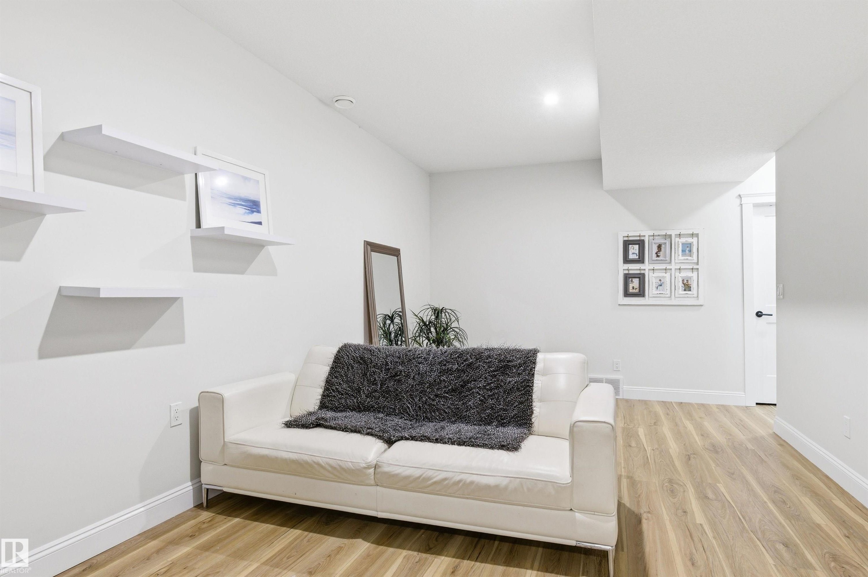 












10430 143 Street

,
Edmonton,




AB
T5N 2S4

