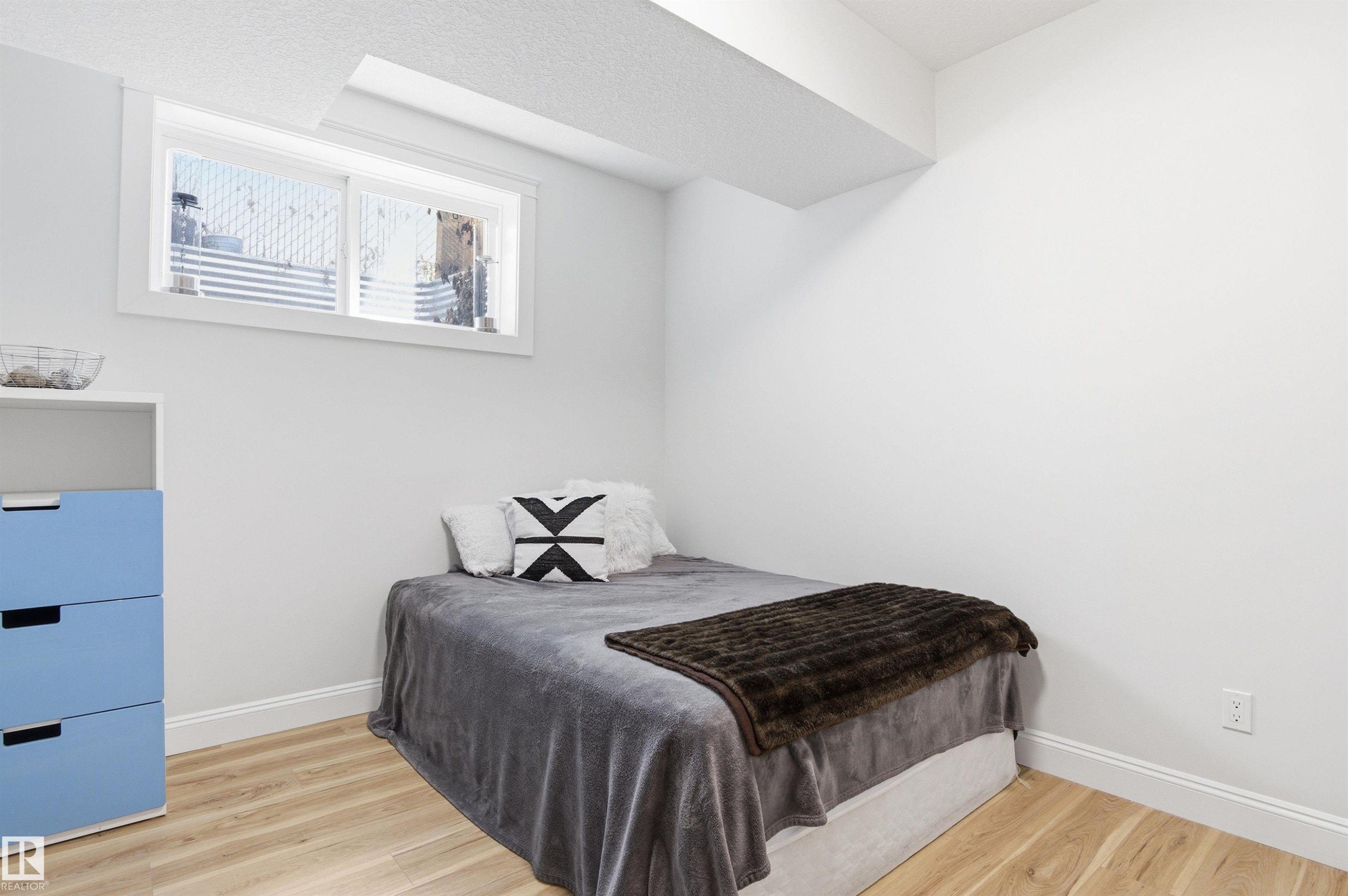 












10430 143 Street

,
Edmonton,




AB
T5N 2S4

