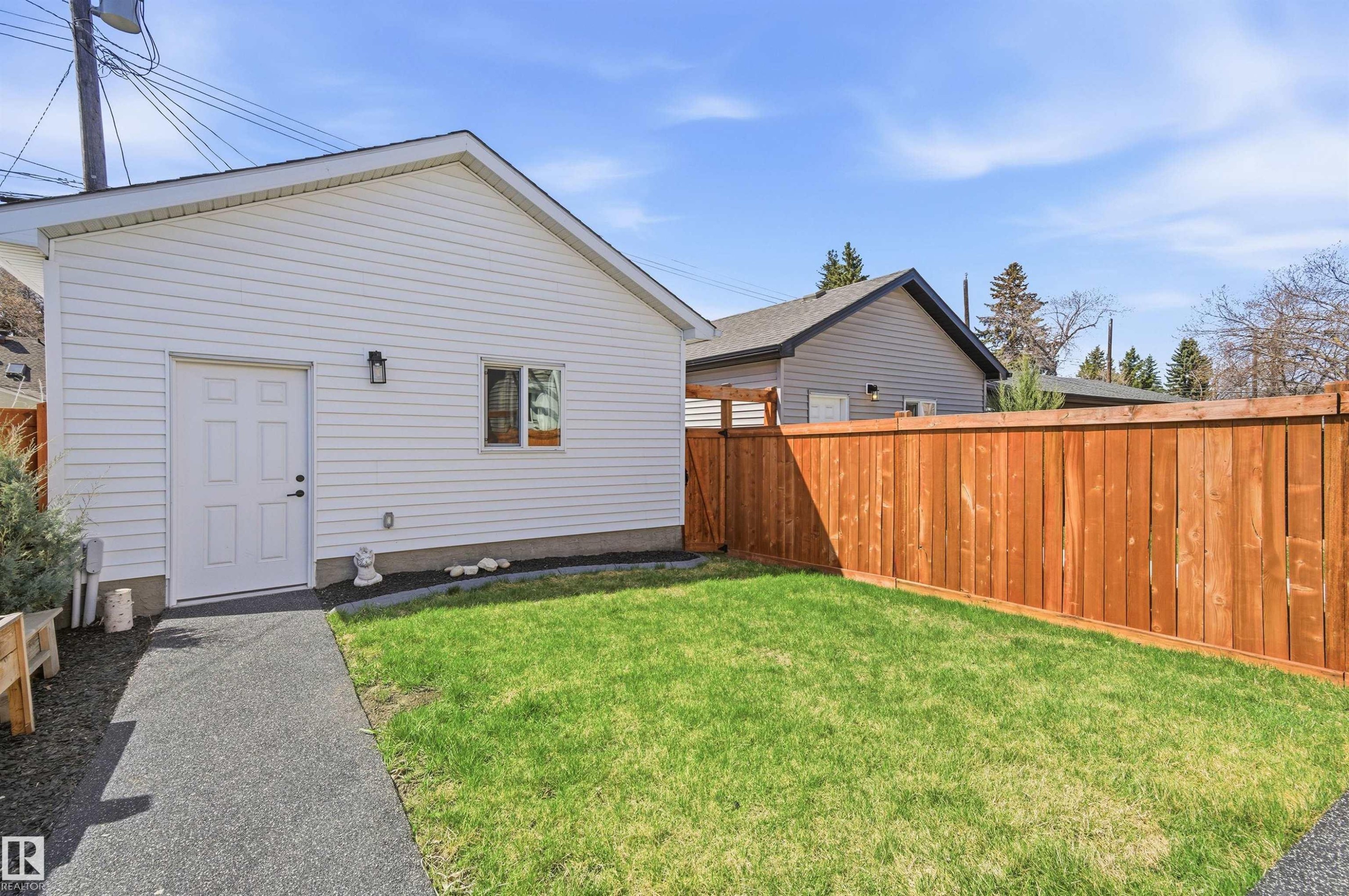 












10430 143 Street

,
Edmonton,




AB
T5N 2S4

