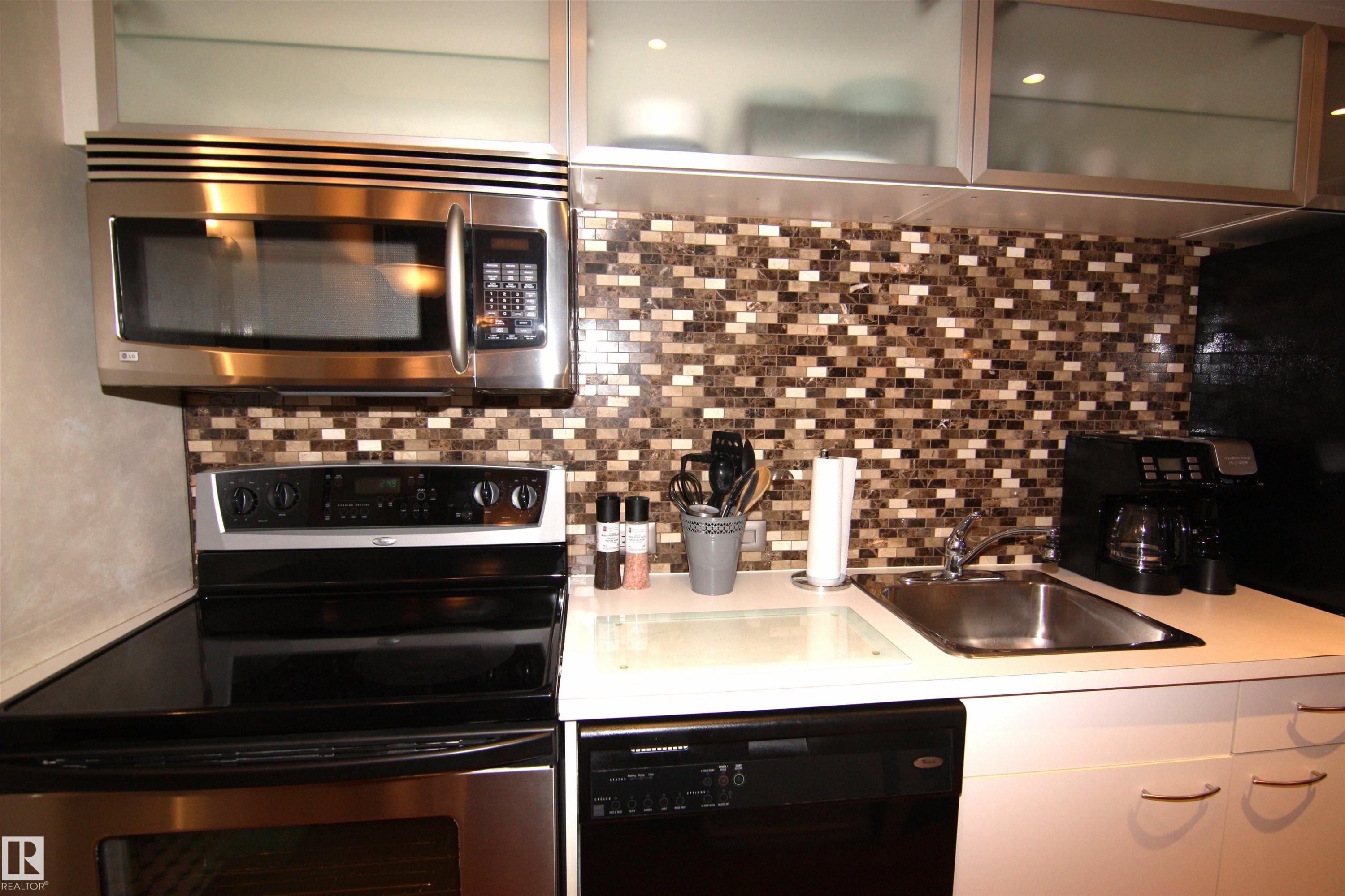 












311-10134 100 Street

,
Edmonton,




AB
T5J 0N8

