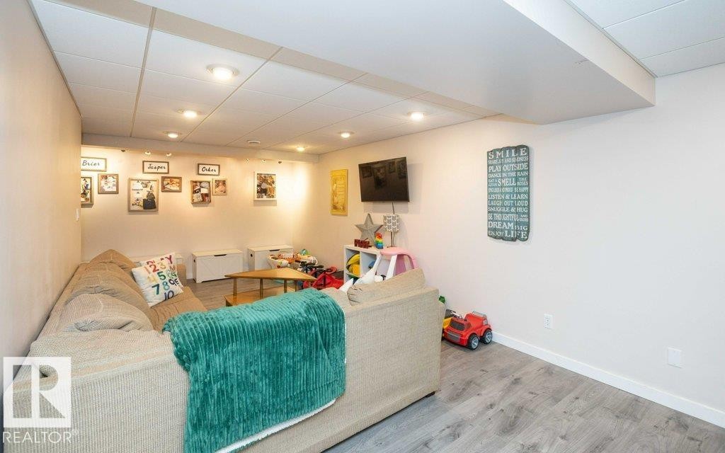 












5116 51 Avenue

,
Pickardville,




AB
T0G 1W0

