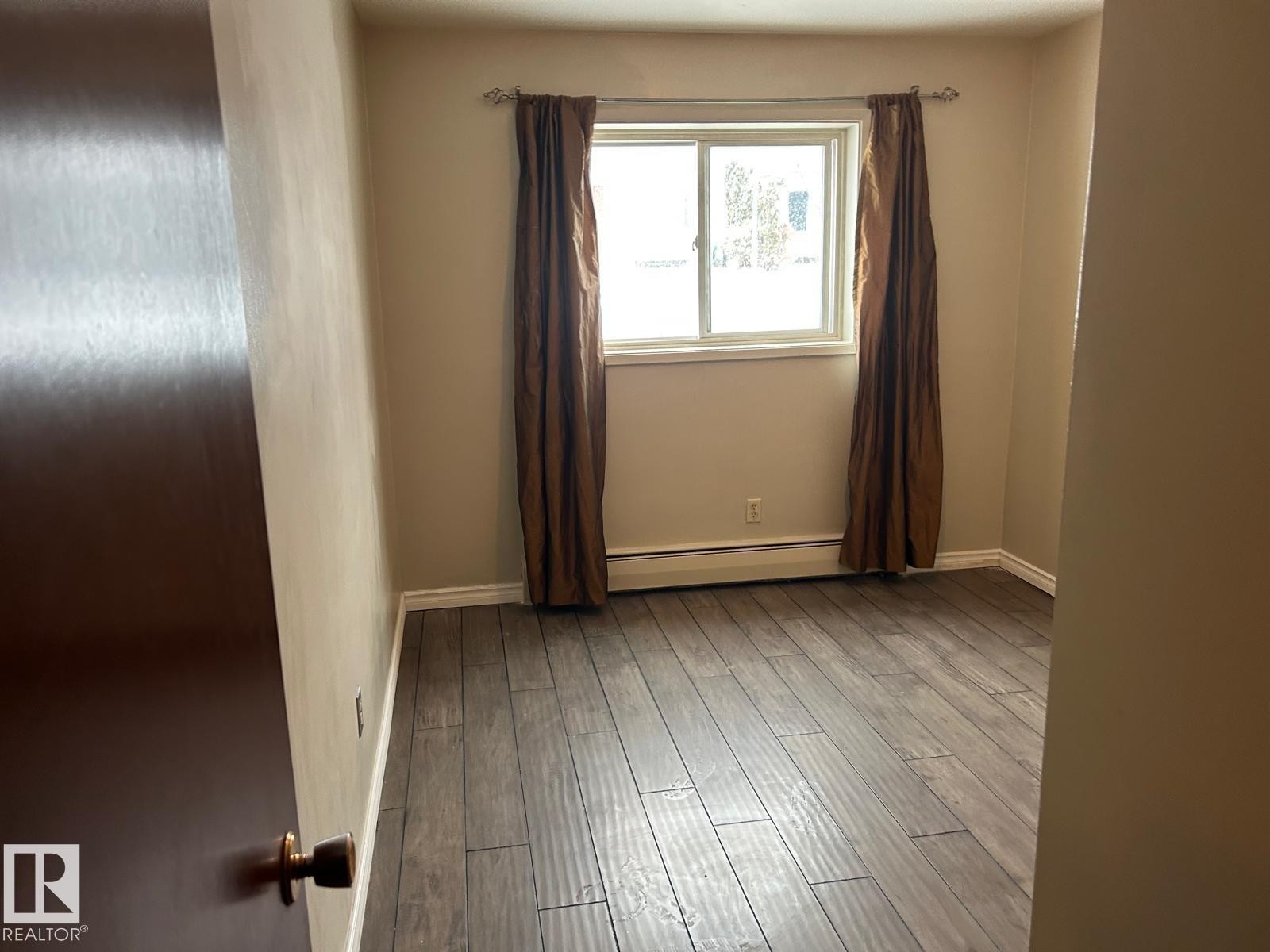 












4 10164 150 Street

,
Edmonton,




AB
T5P 1P1

