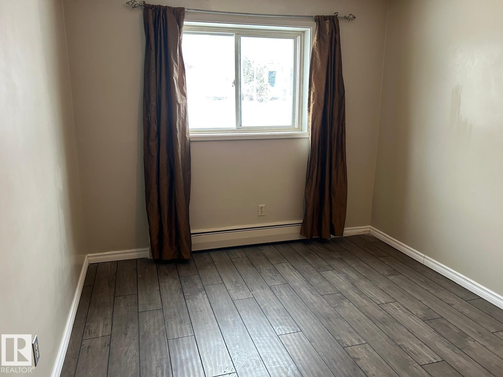 












4 10164 150 Street

,
Edmonton,




AB
T5P 1P1

