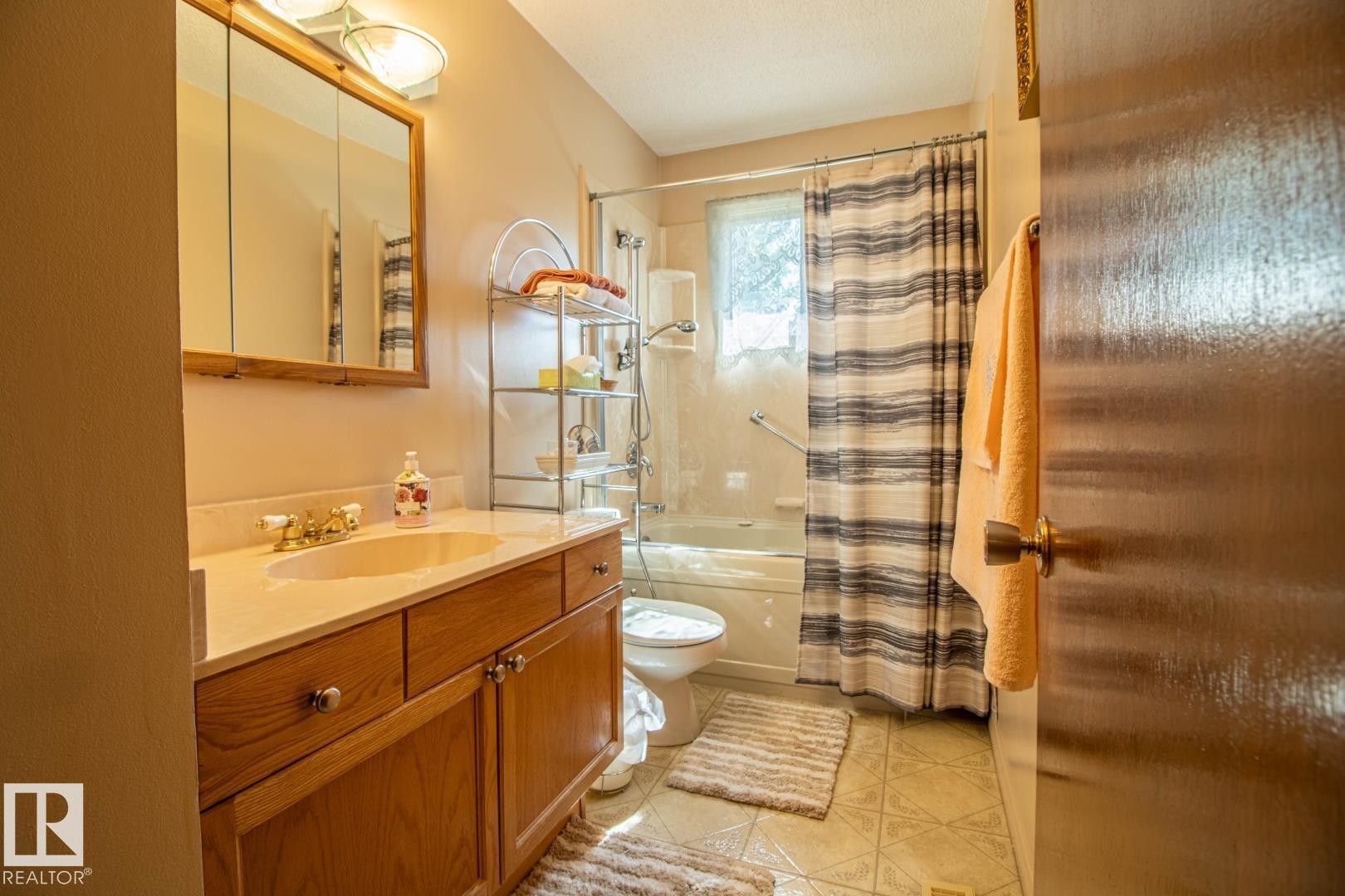 












14107 58 Street NW

,
Edmonton,




AB
T5A 1N3

