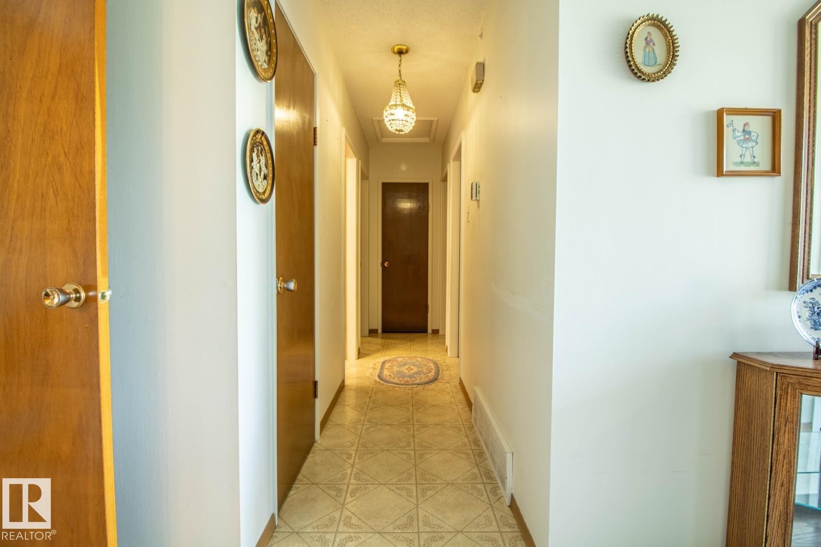 












14107 58 Street NW

,
Edmonton,




AB
T5A 1N3


