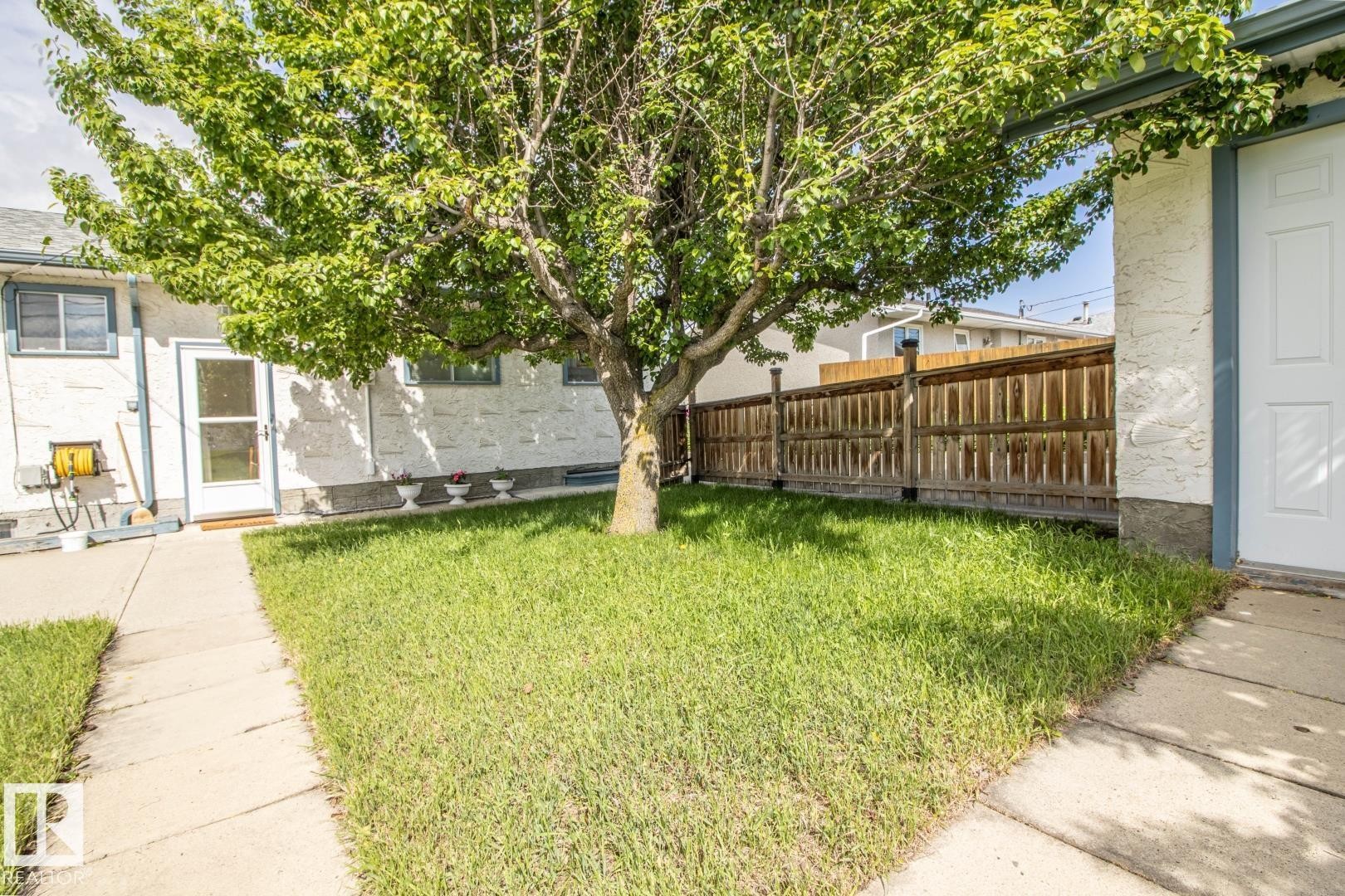 












14107 58 Street NW

,
Edmonton,




AB
T5A 1N3


