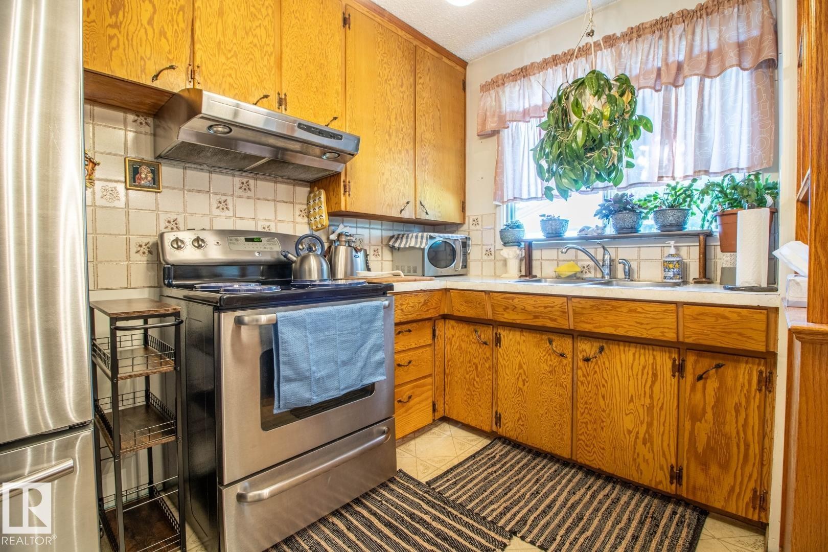 












14107 58 Street NW

,
Edmonton,




AB
T5A 1N3


