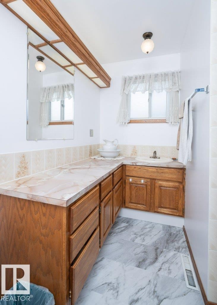 












10729 108A Avenue 

,
Westlock,




AB
T7P 1C5

