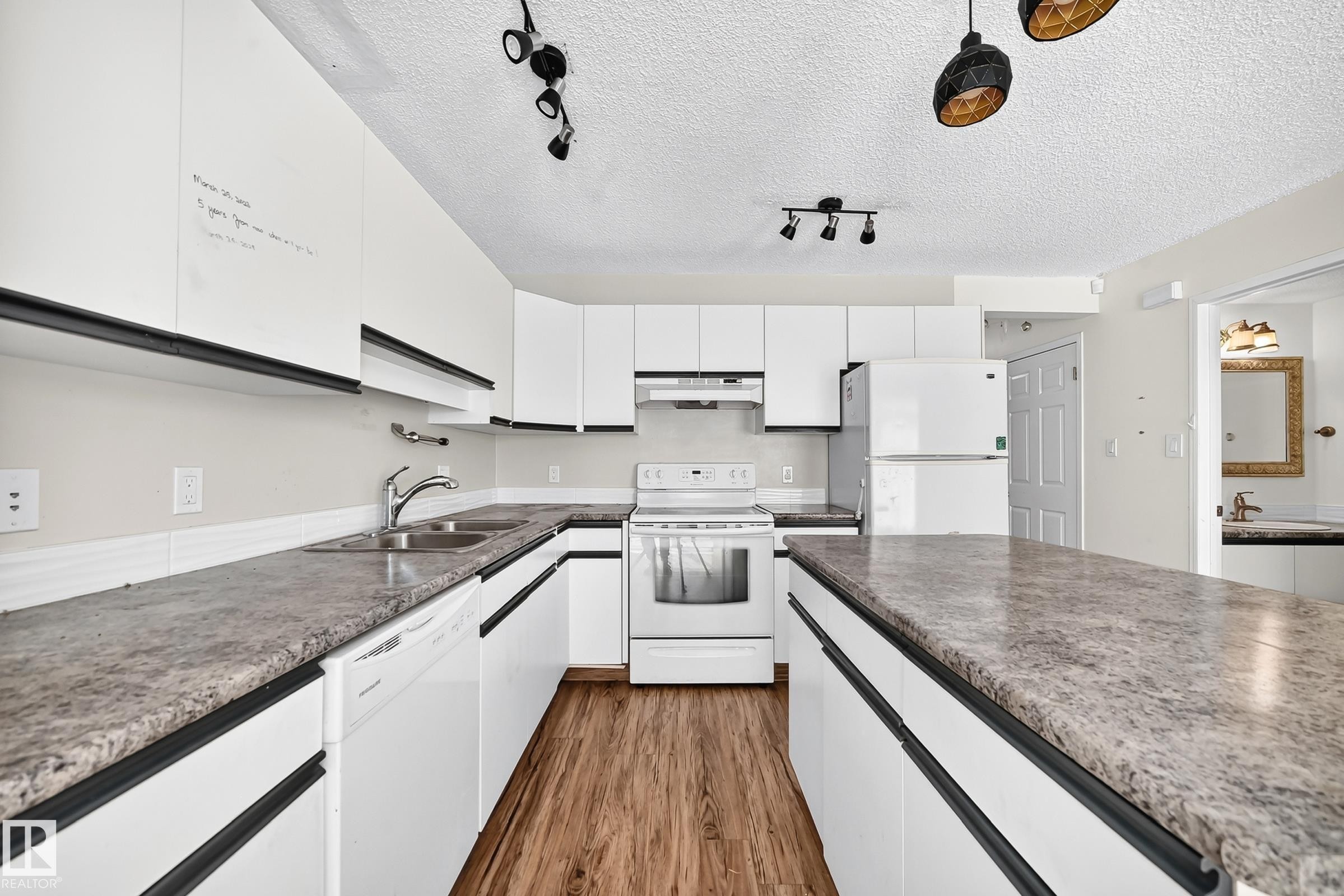 












#30 300 HOOPER CR NW

,
Edmonton,




AB
T5A 5B3

