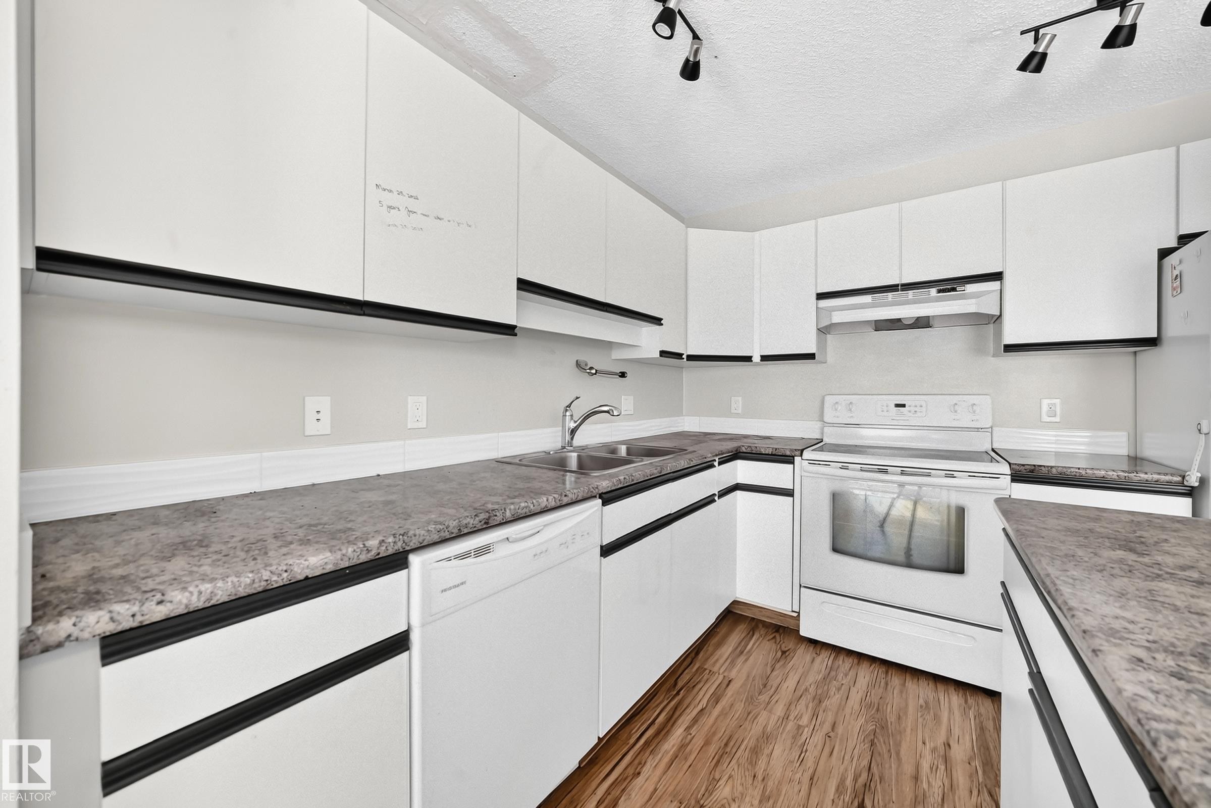 












#30 300 HOOPER CR NW

,
Edmonton,




AB
T5A 5B3

