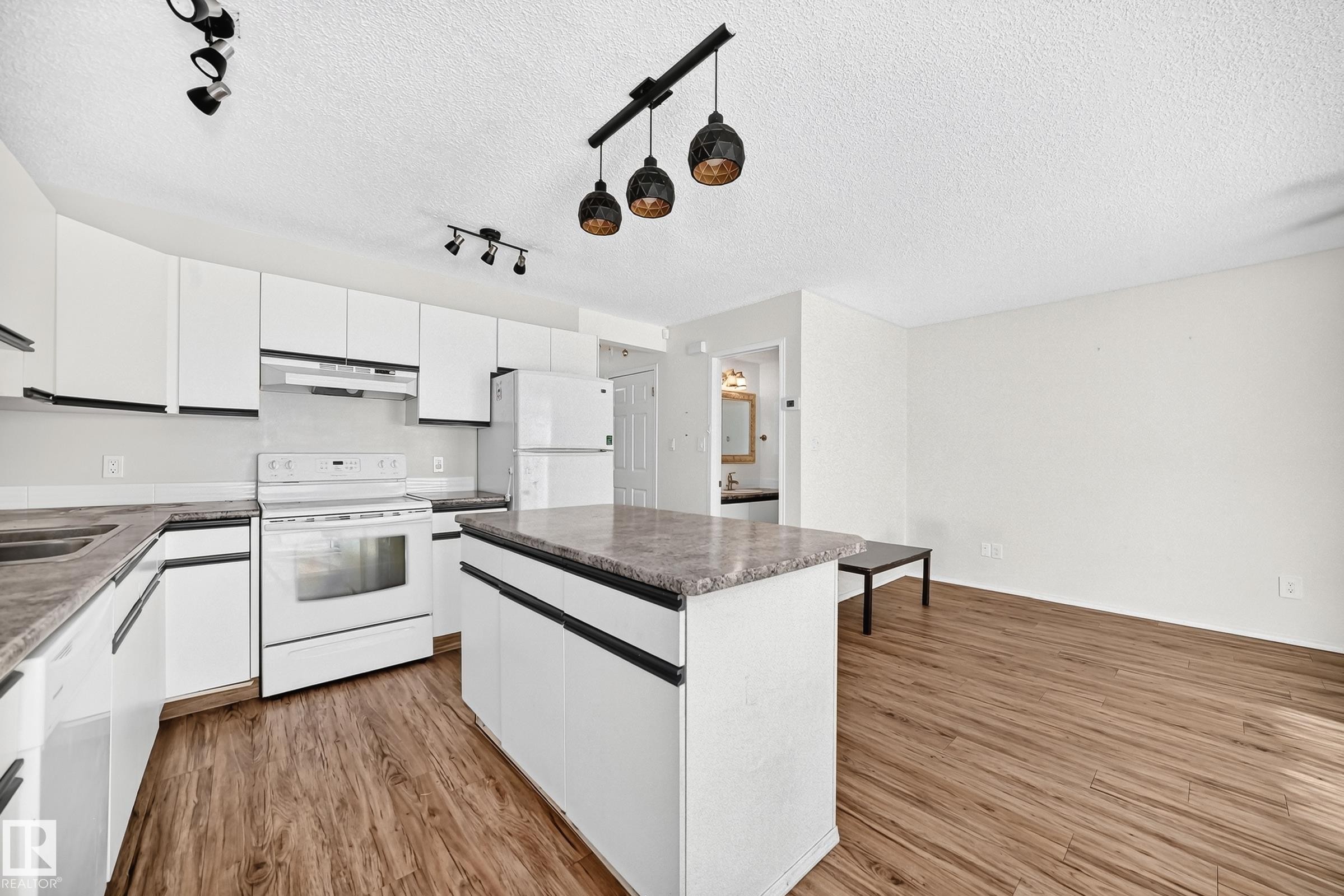 












#30 300 HOOPER CR NW

,
Edmonton,




AB
T5A 5B3

