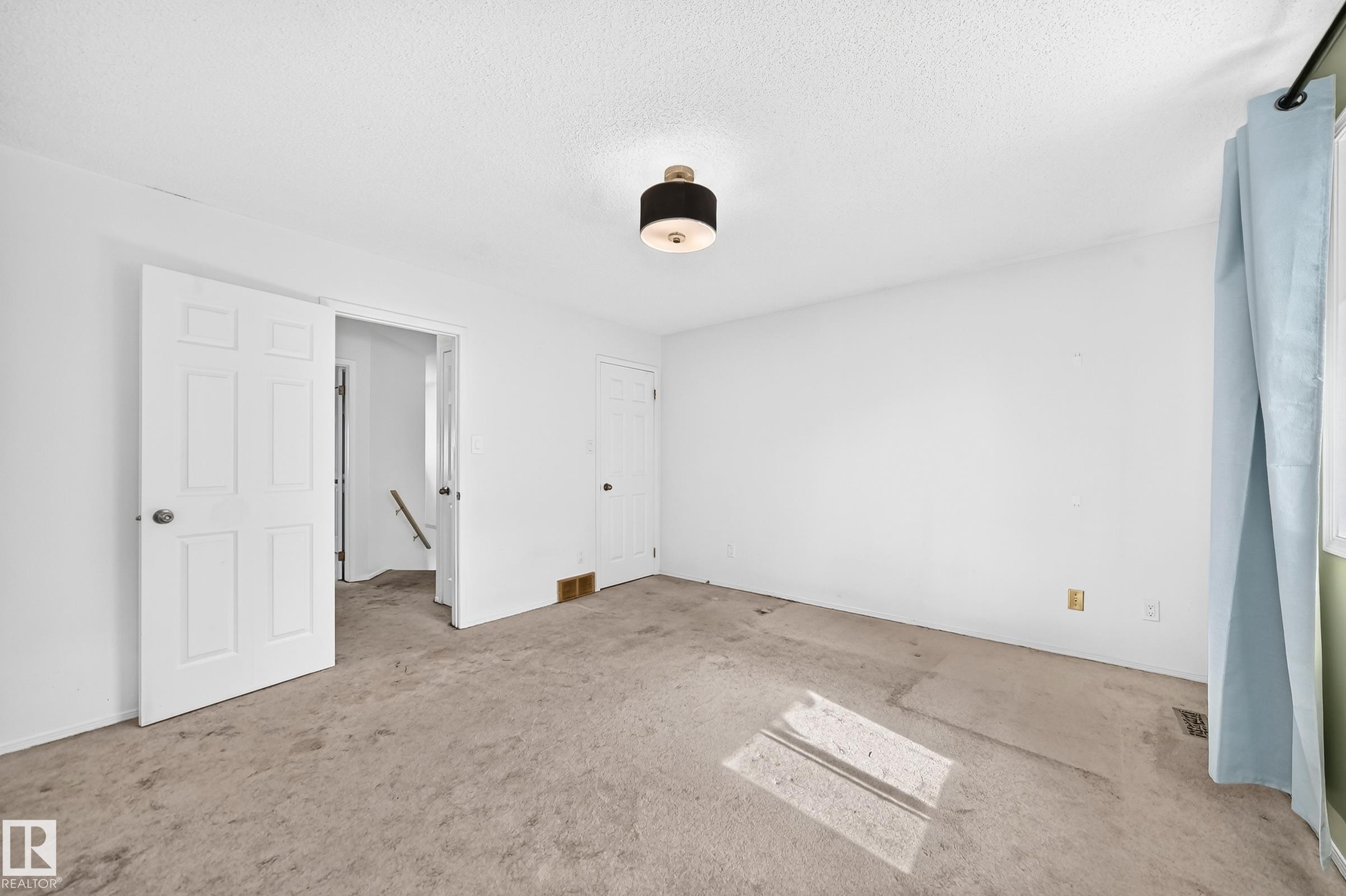 












#30 300 HOOPER CR NW

,
Edmonton,




AB
T5A 5B3

