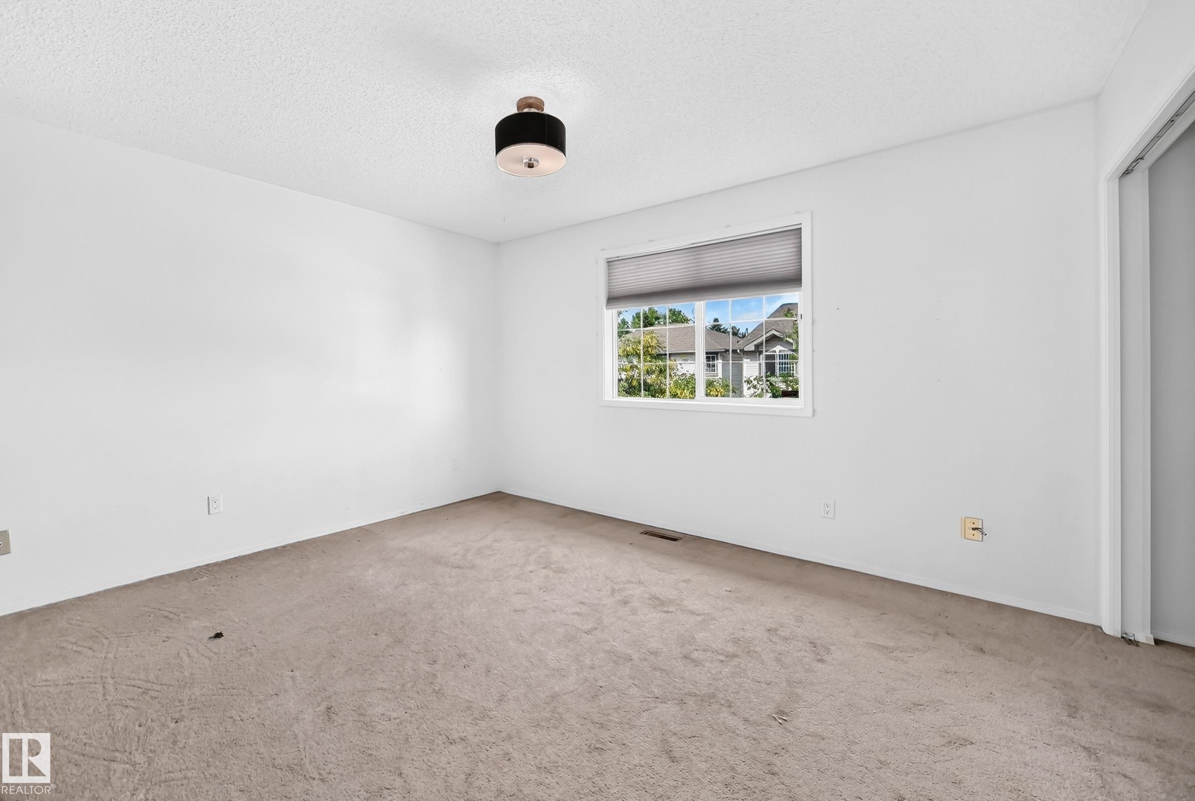 












#30 300 HOOPER CR NW

,
Edmonton,




AB
T5A 5B3

