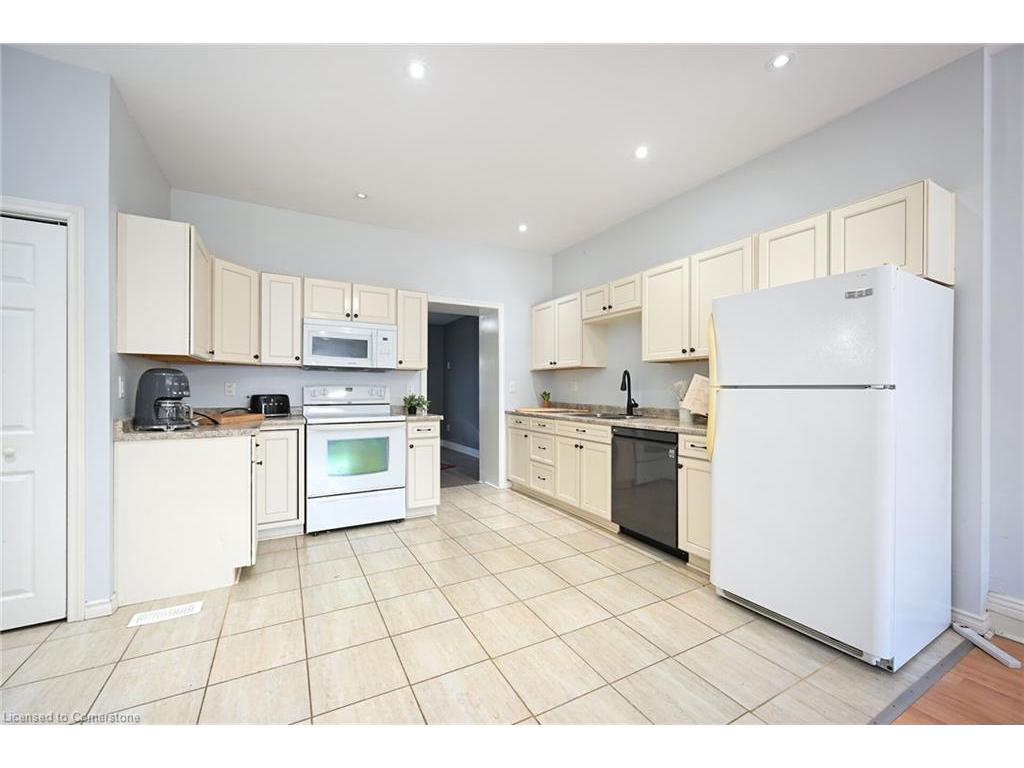 









200


Kensington

Avenue North,
Hamilton,




ON
L8L 7N7

