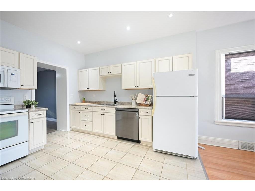 









200


Kensington

Avenue North,
Hamilton,




ON
L8L 7N7

