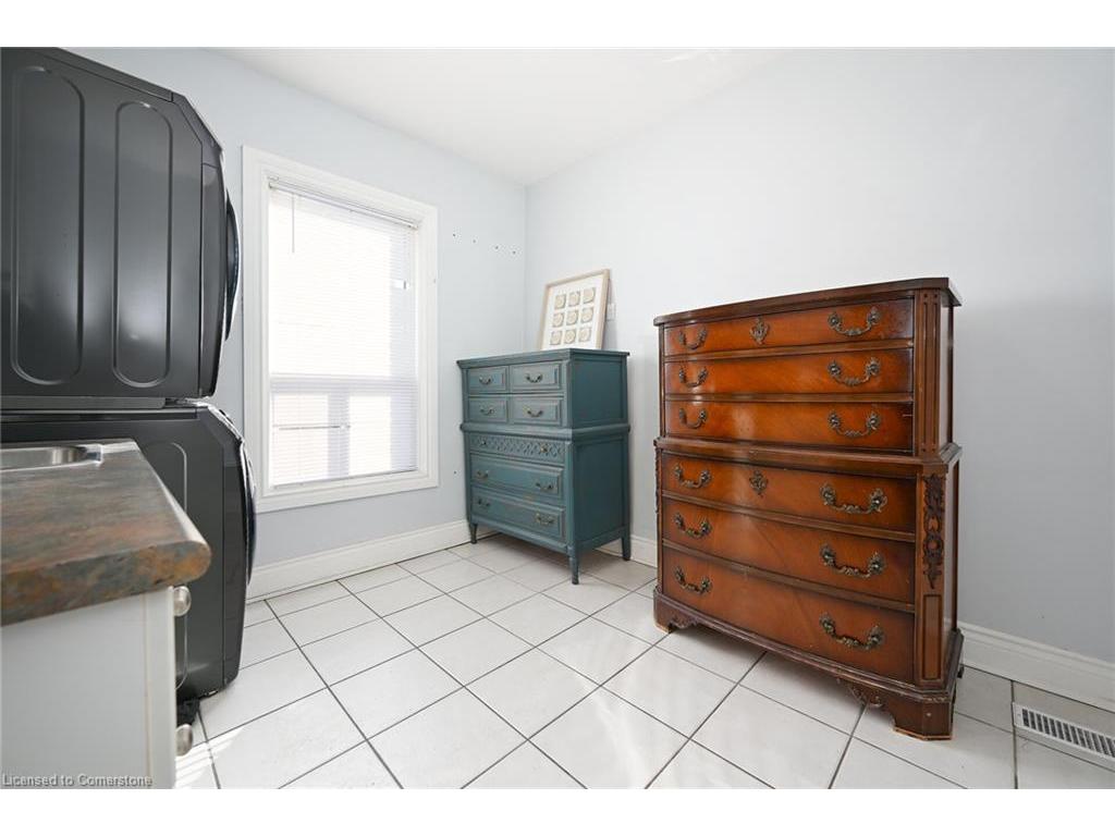 









200


Kensington

Avenue North,
Hamilton,




ON
L8L 7N7

