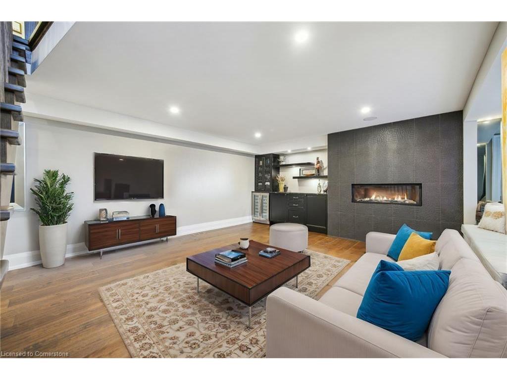 









382


Trafalgar

Road,
Oakville,




ON
L6J 3H5

