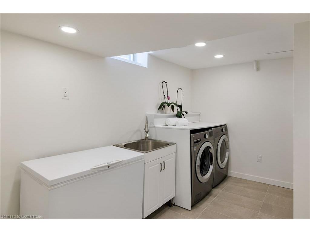 









2358


Canso

Road,
Oakville,




ON
L6J 5W6

