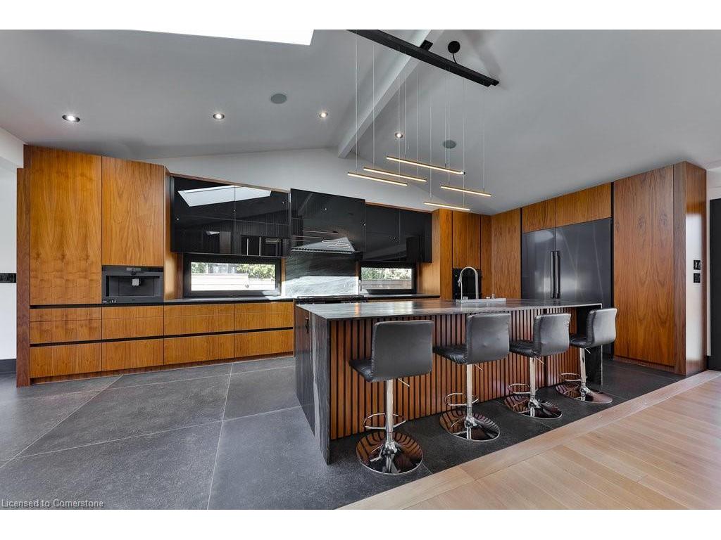 









621


Sir Richard's

Road,
Mississauga,




ON
L5C 1A3

