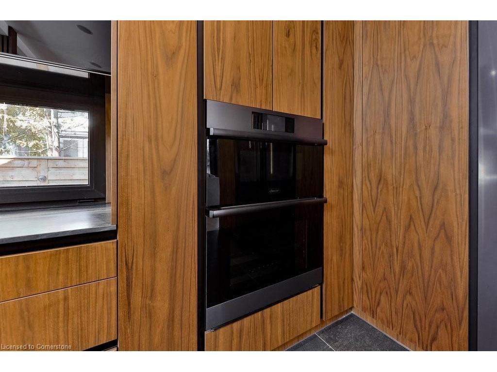









621


Sir Richard's

Road,
Mississauga,




ON
L5C 1A3

