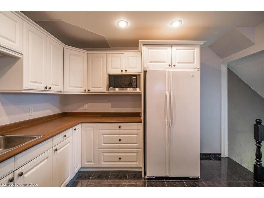 









136


Dundurn

Street North,
Hamilton,




ON
L8R 3E8

