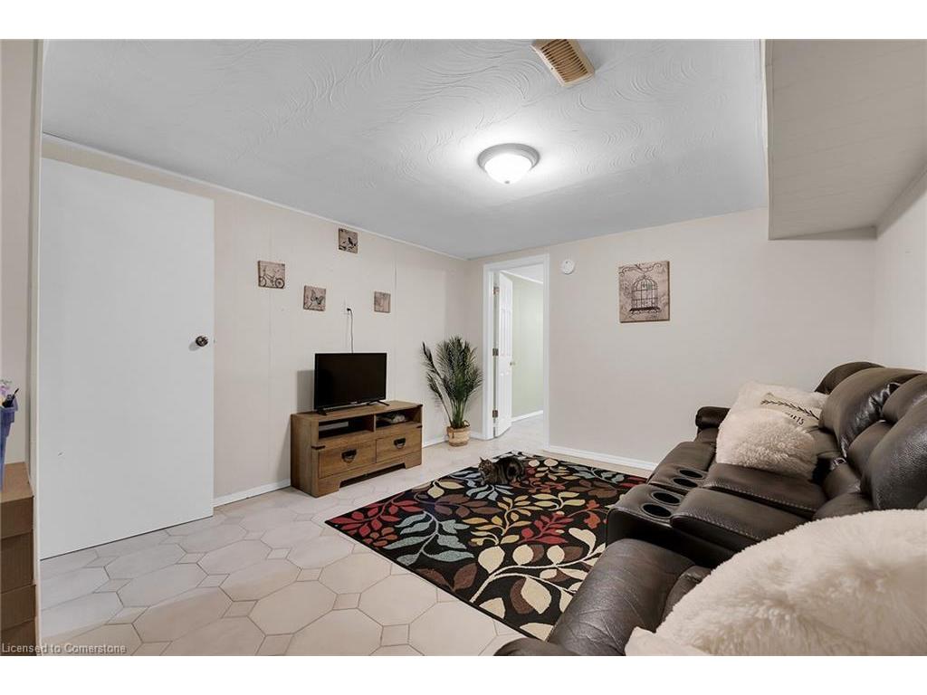 









221


East 24th

Street,
Hamilton,




ON
L8V 2Y5

