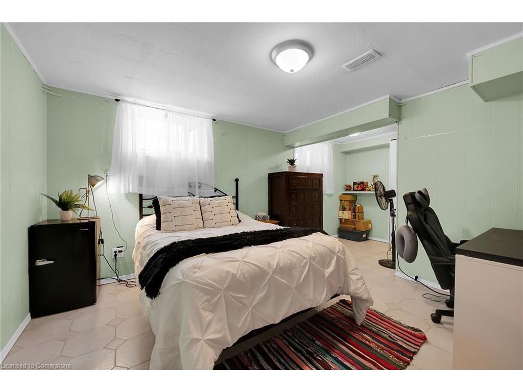 









221


East 24th

Street,
Hamilton,




ON
L8V 2Y5


